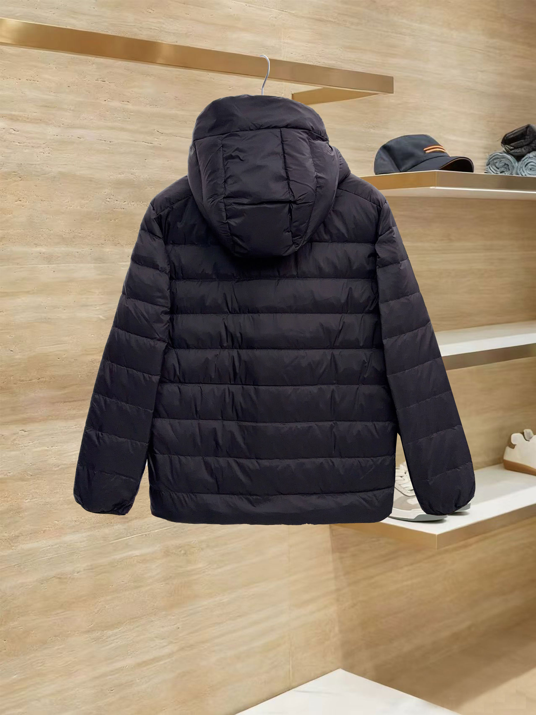 始祖鸟 90绒填充 750蓬松度 田岛印花 轻薄连帽羽绒服 外套胸前侧拉链小口袋，可装东西 Thoriu