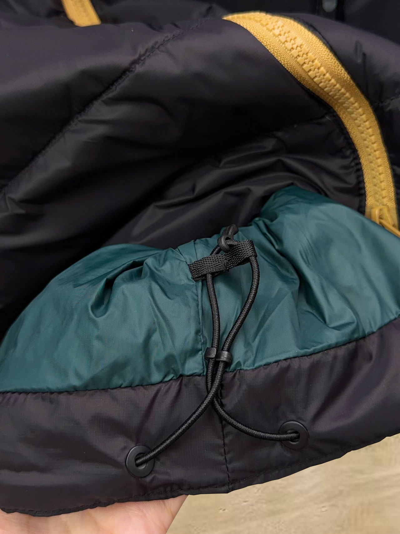 始祖鸟 90绒填充 750蓬松度 田岛印花 轻薄连帽羽绒服 外套胸前侧拉链小口袋，可装东西 Thoriu