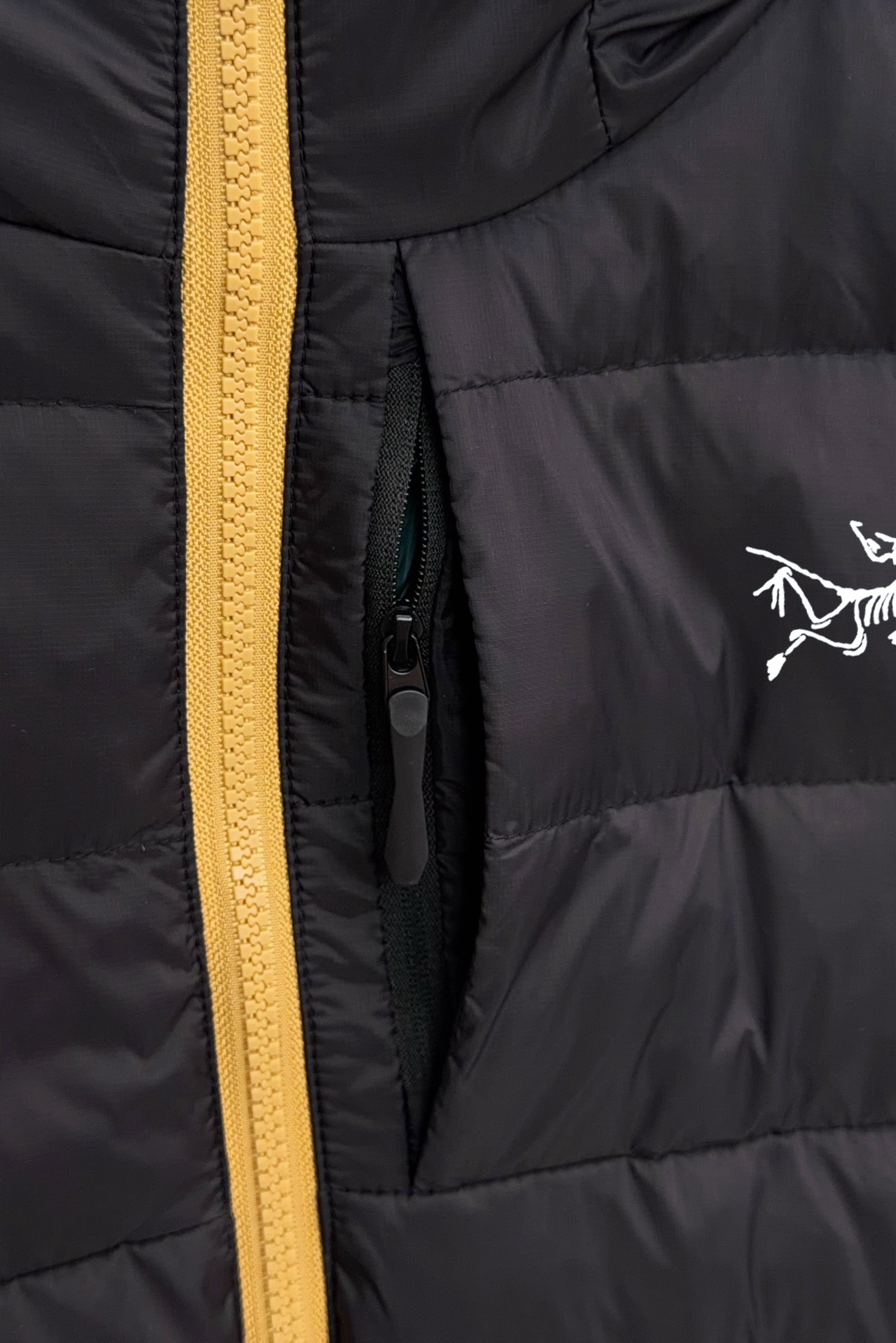 始祖鸟 90绒填充 750蓬松度 田岛印花 轻薄连帽羽绒服 外套胸前侧拉链小口袋，可装东西 Thoriu