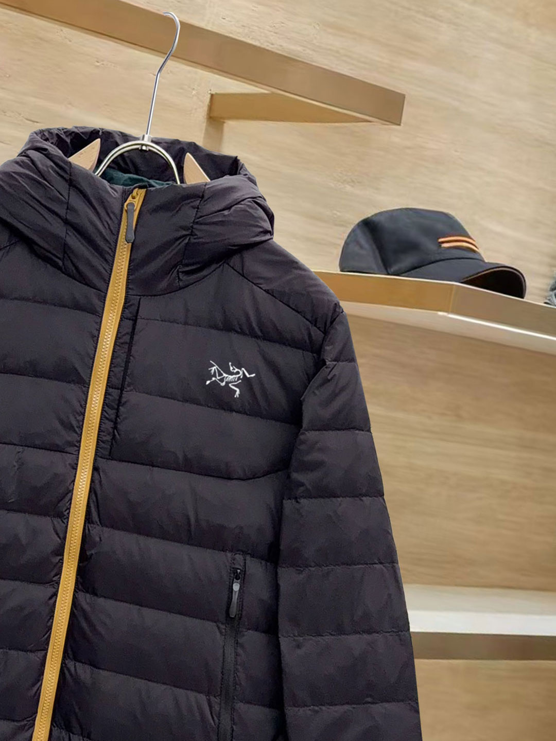 始祖鸟 90绒填充 750蓬松度 田岛印花 轻薄连帽羽绒服 外套胸前侧拉链小口袋，可装东西 Thoriu