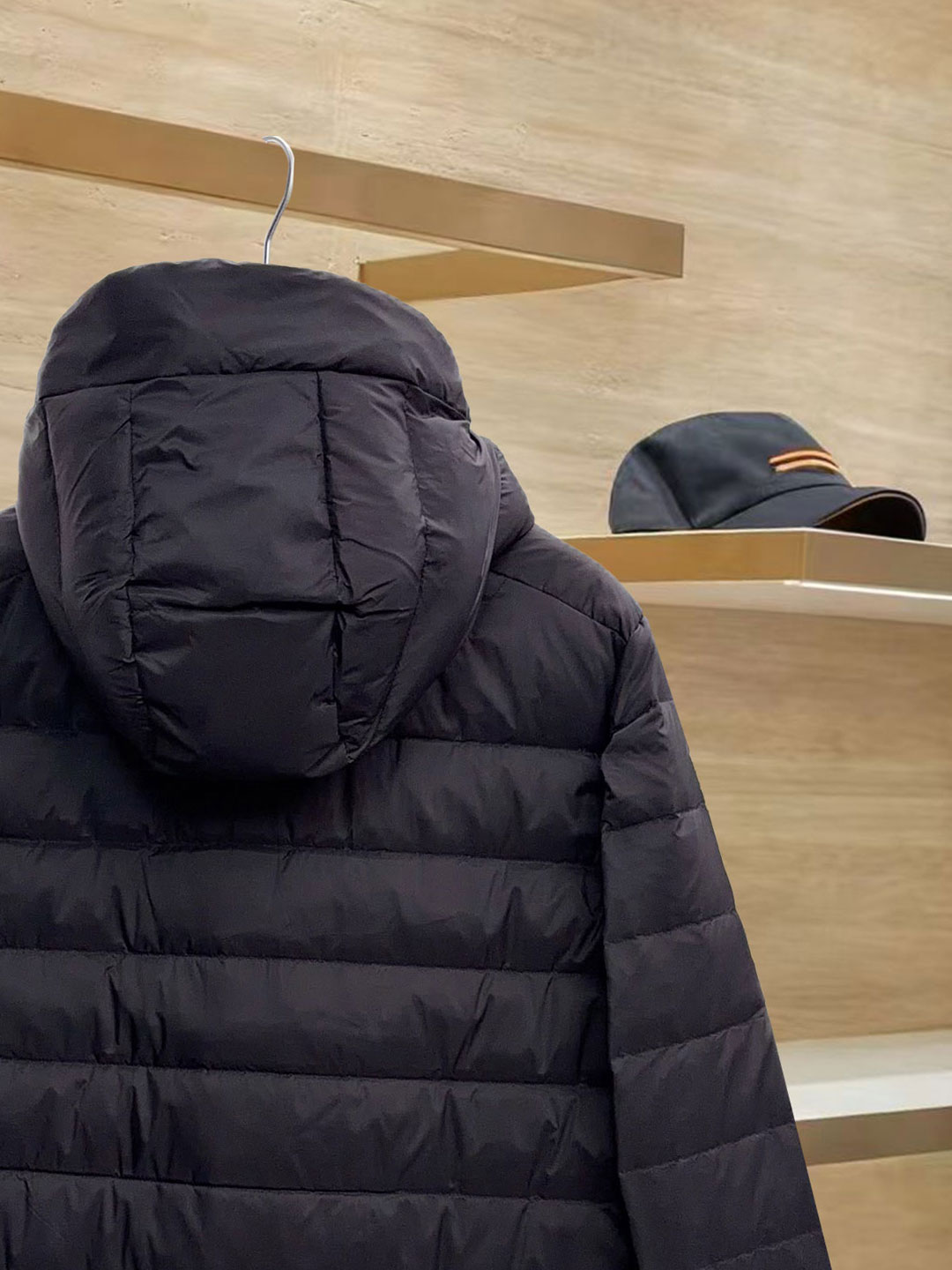 始祖鸟 90绒填充 750蓬松度 田岛印花 轻薄连帽羽绒服 外套胸前侧拉链小口袋，可装东西 Thoriu