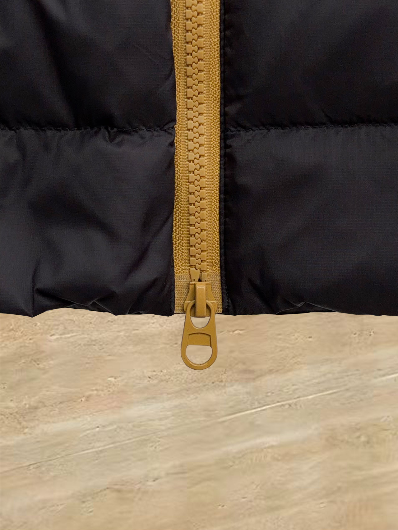 始祖鸟 90绒填充 750蓬松度 田岛印花 轻薄连帽羽绒服 外套胸前侧拉链小口袋，可装东西 Thoriu