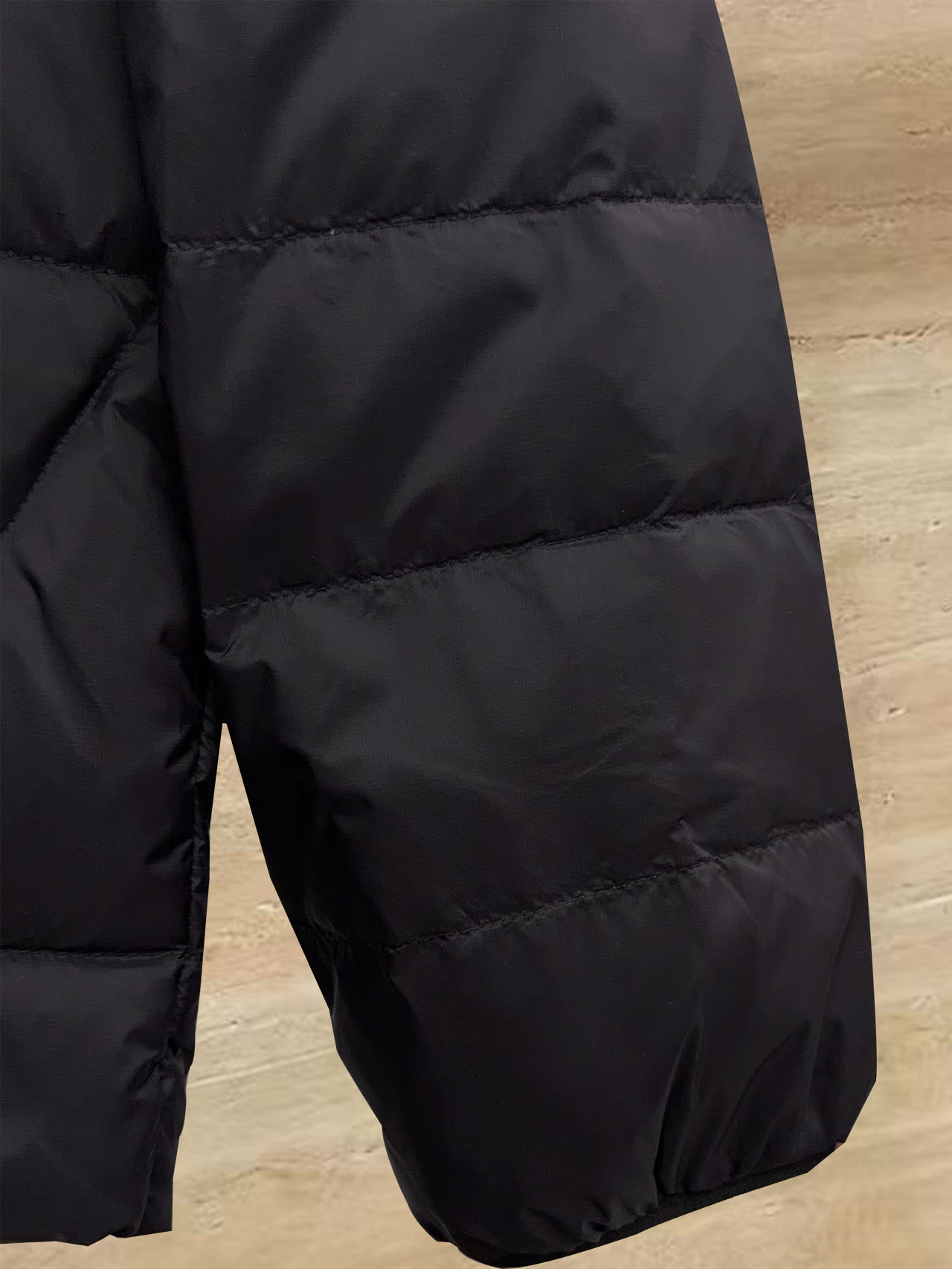 始祖鸟 90绒填充 750蓬松度 田岛印花 轻薄连帽羽绒服 外套胸前侧拉链小口袋，可装东西 Thoriu