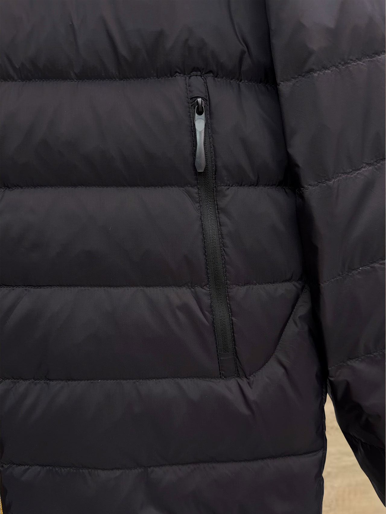 始祖鸟 90绒填充 750蓬松度 田岛印花 轻薄连帽羽绒服 外套胸前侧拉链小口袋，可装东西 Thoriu