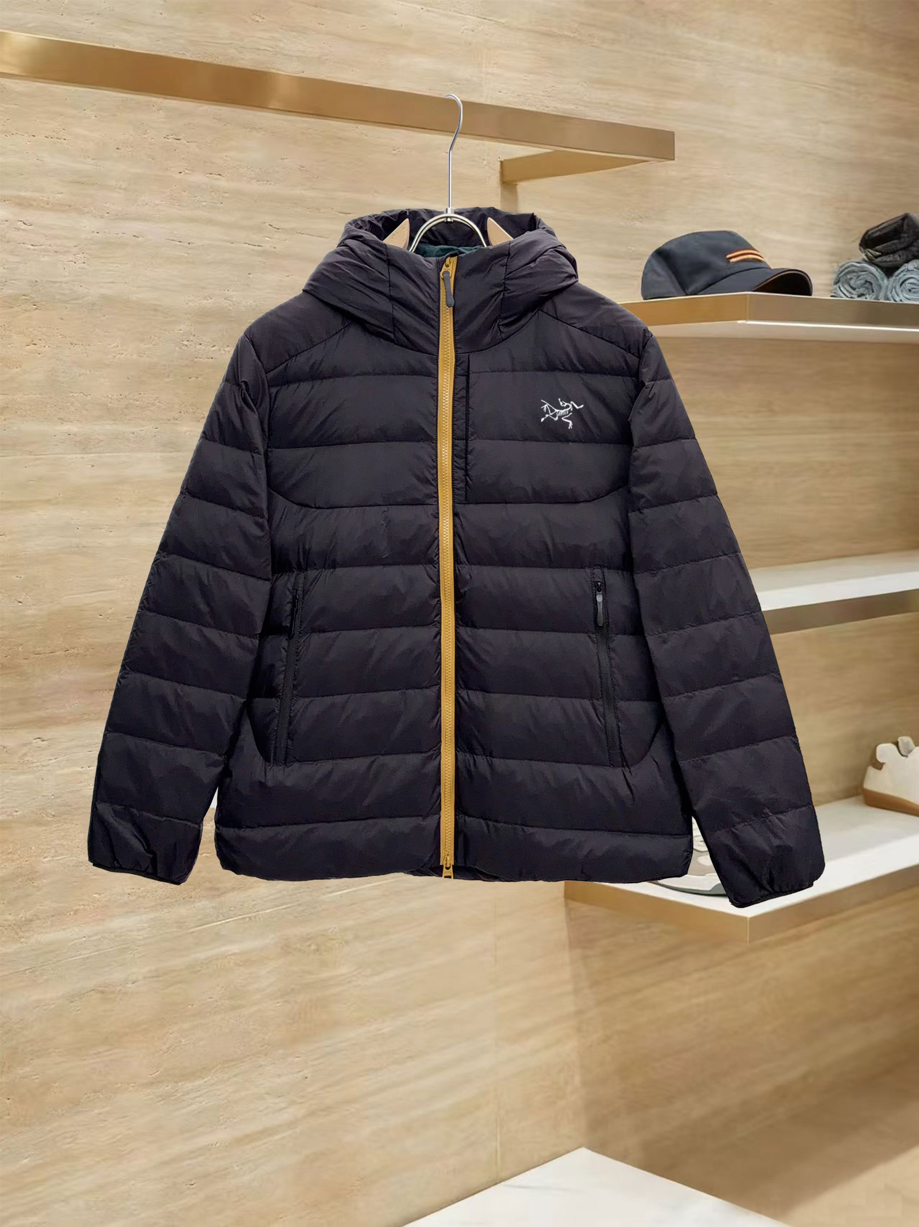 始祖鸟 90绒填充 750蓬松度 田岛印花 轻薄连帽羽绒服 外套胸前侧拉链小口袋，可装东西 Thoriu