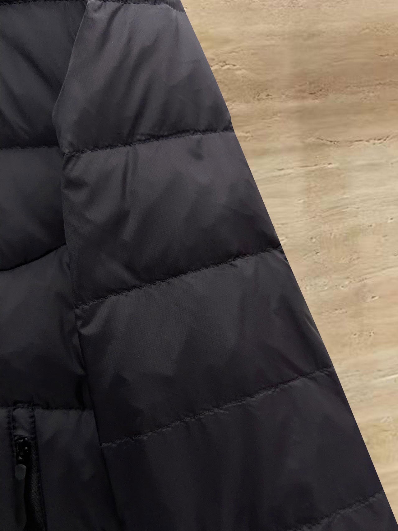 始祖鸟 90绒填充 750蓬松度 田岛印花 轻薄连帽羽绒服 外套胸前侧拉链小口袋，可装东西 Thoriu