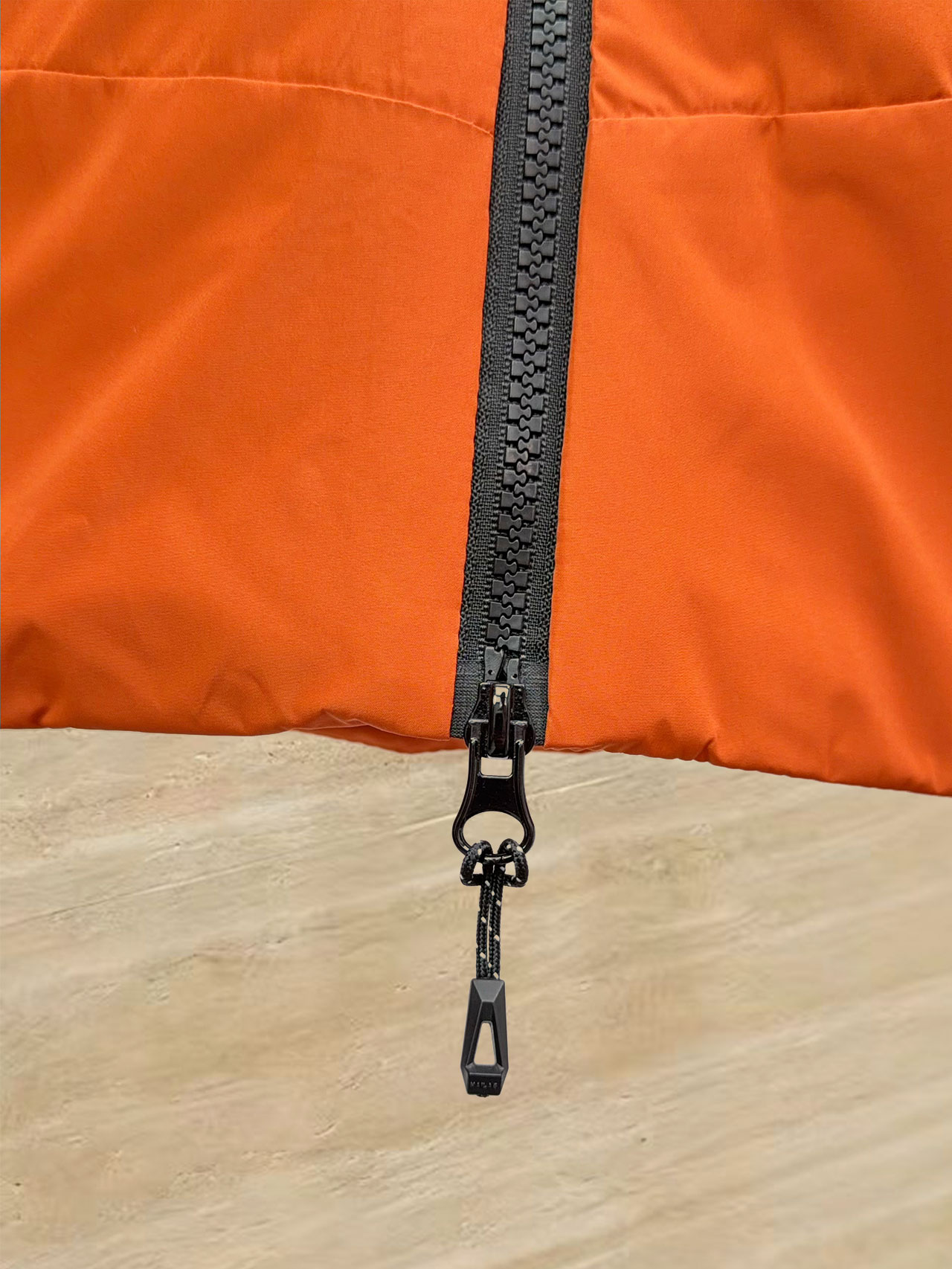 始祖鸟 90绒填充 750蓬松度 田岛印花 轻薄连帽羽绒服 外套胸前侧拉链小口袋，可装东西 Thoriu