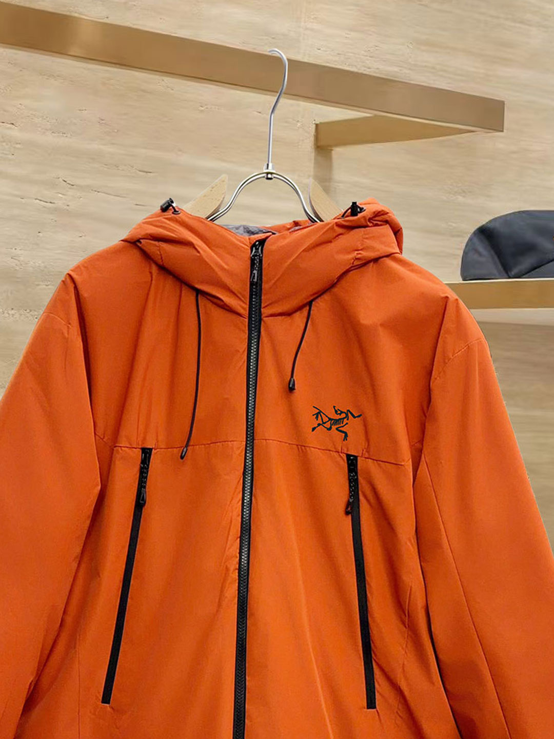 始祖鸟 90绒填充 750蓬松度 田岛印花 轻薄连帽羽绒服 外套胸前侧拉链小口袋，可装东西 Thoriu