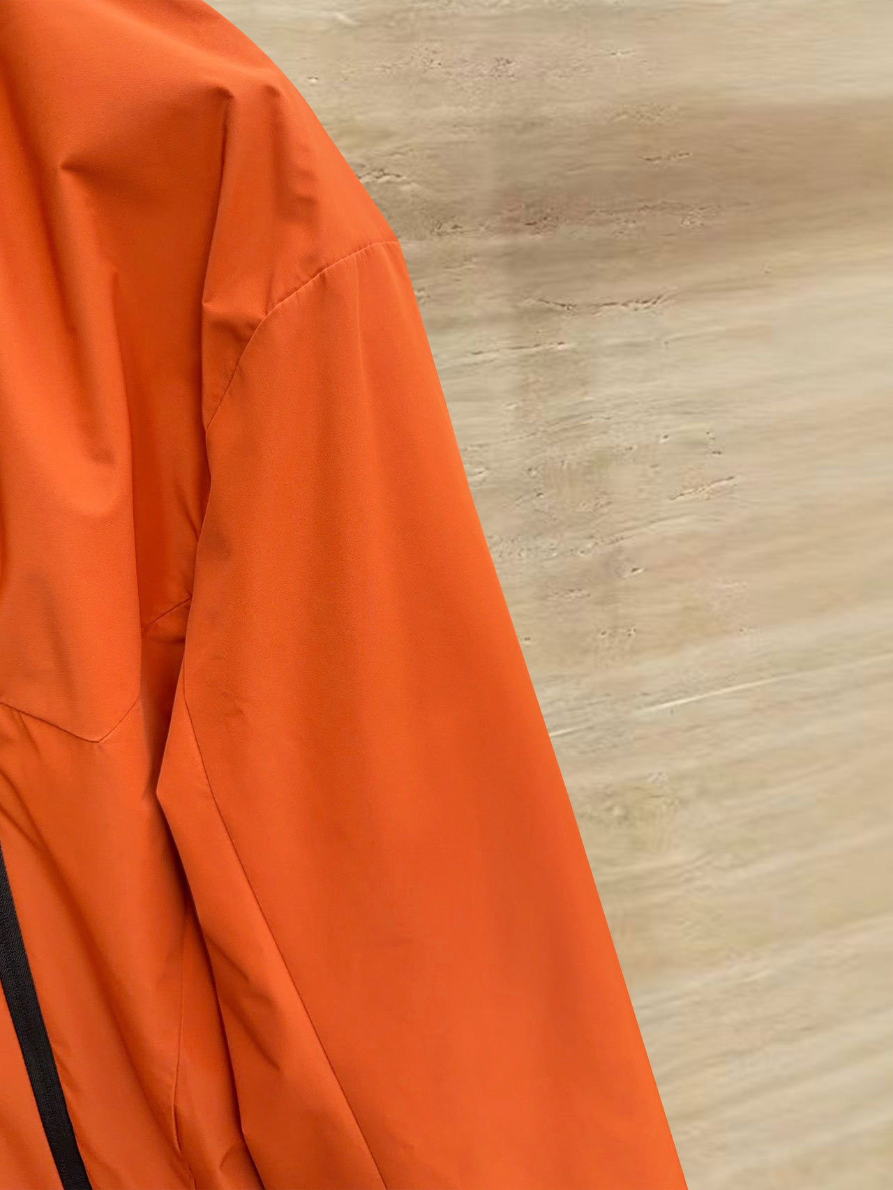 始祖鸟 90绒填充 750蓬松度 田岛印花 轻薄连帽羽绒服 外套胸前侧拉链小口袋，可装东西 Thoriu