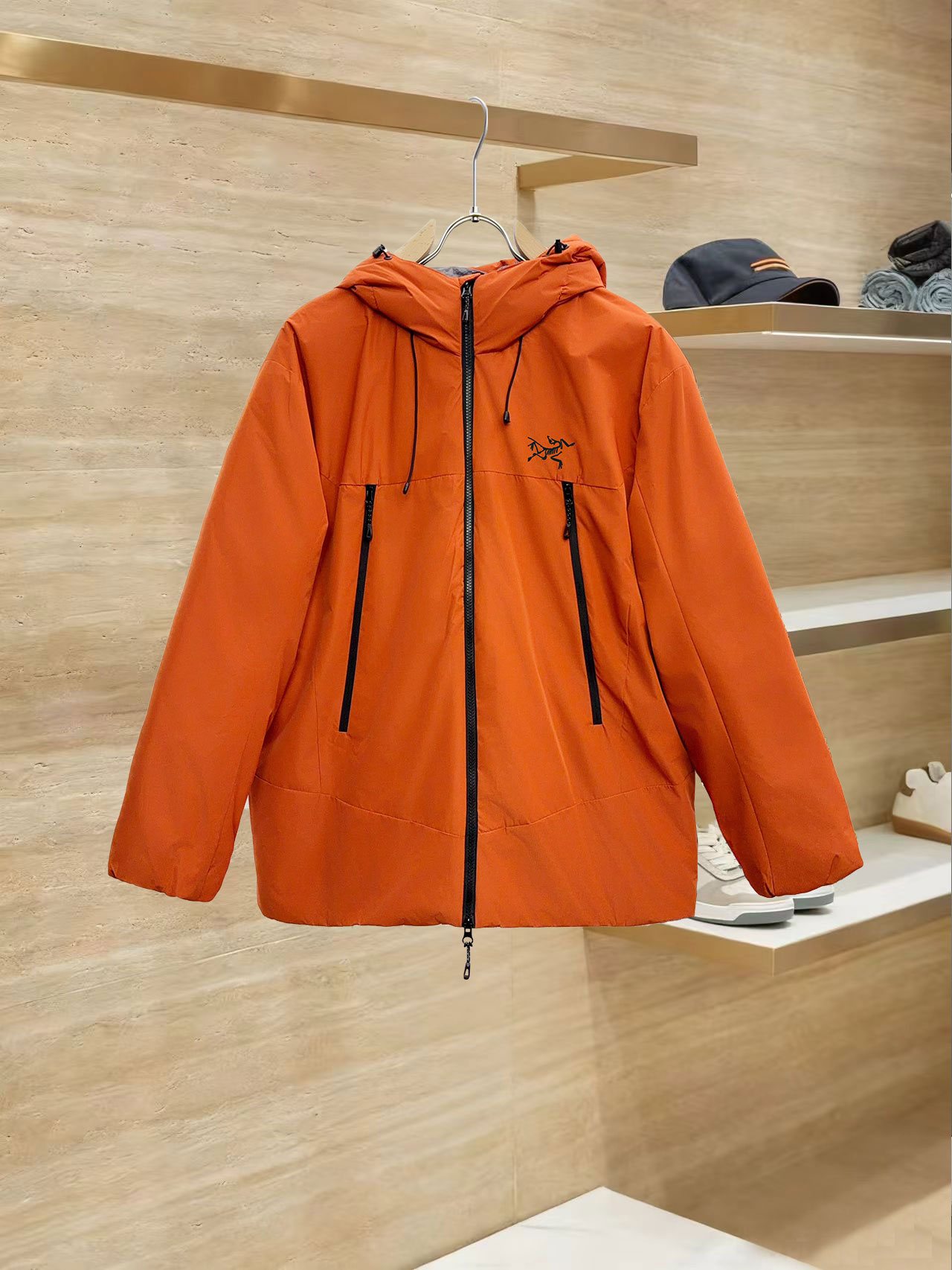 始祖鸟 90绒填充 750蓬松度 田岛印花 轻薄连帽羽绒服 外套胸前侧拉链小口袋，可装东西 Thoriu