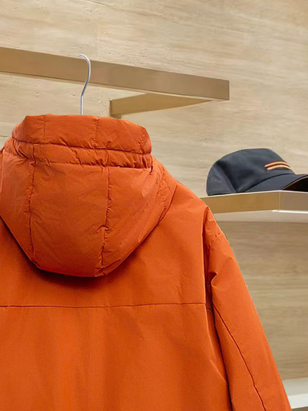 始祖鸟 90绒填充 750蓬松度 田岛印花 轻薄连帽羽绒服 外套胸前侧拉链小口袋，可装东西 Thoriu