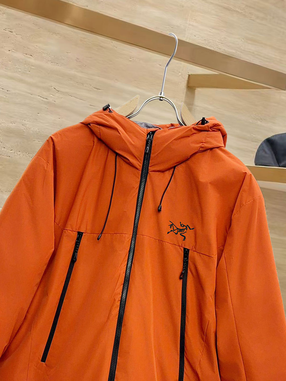 始祖鸟 90绒填充 750蓬松度 田岛印花 轻薄连帽羽绒服 外套胸前侧拉链小口袋，可装东西 Thoriu