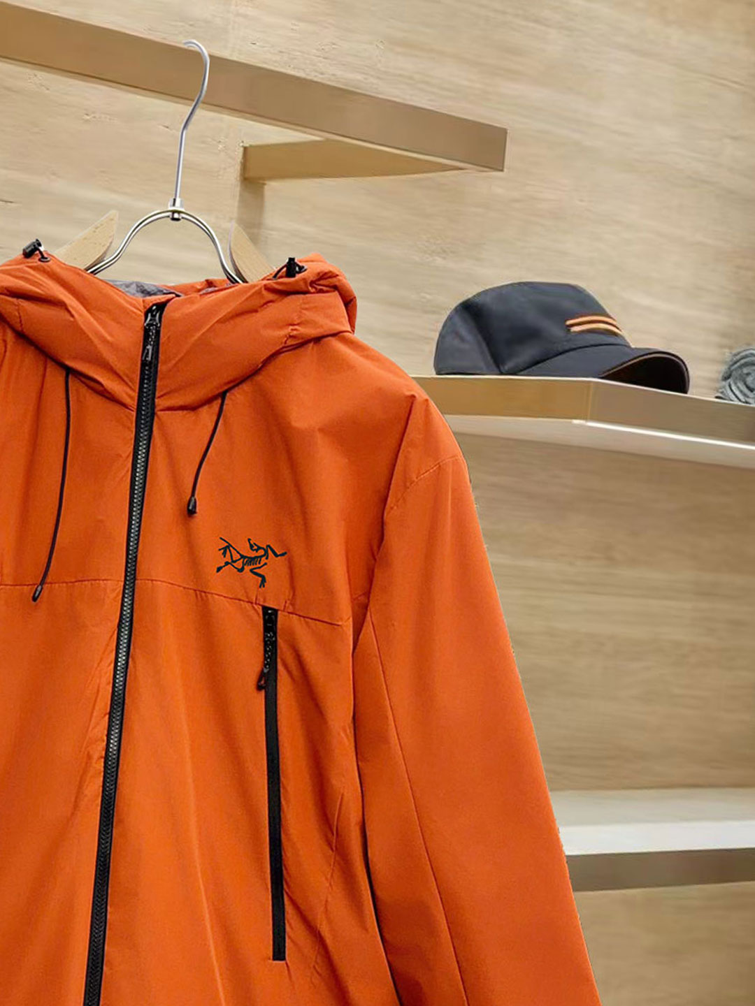 始祖鸟 90绒填充 750蓬松度 田岛印花 轻薄连帽羽绒服 外套胸前侧拉链小口袋，可装东西 Thoriu