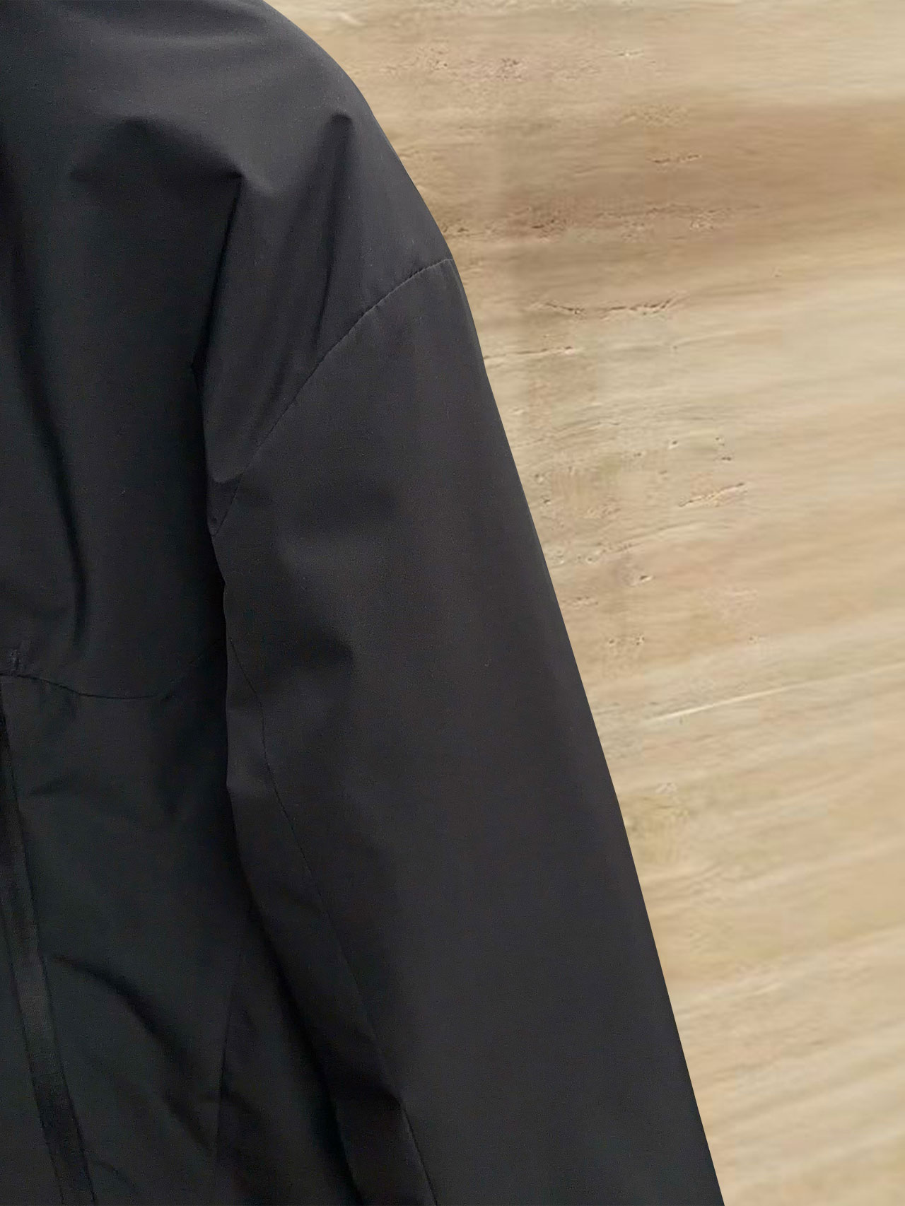 始祖鸟 90绒填充 750蓬松度 田岛印花 轻薄连帽羽绒服 外套胸前侧拉链小口袋，可装东西 Thoriu