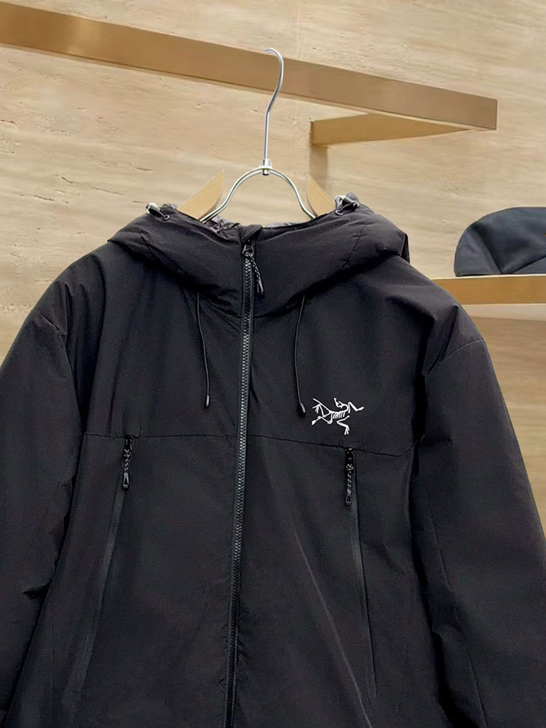 始祖鸟 90绒填充 750蓬松度 田岛印花 轻薄连帽羽绒服 外套胸前侧拉链小口袋，可装东西 Thoriu