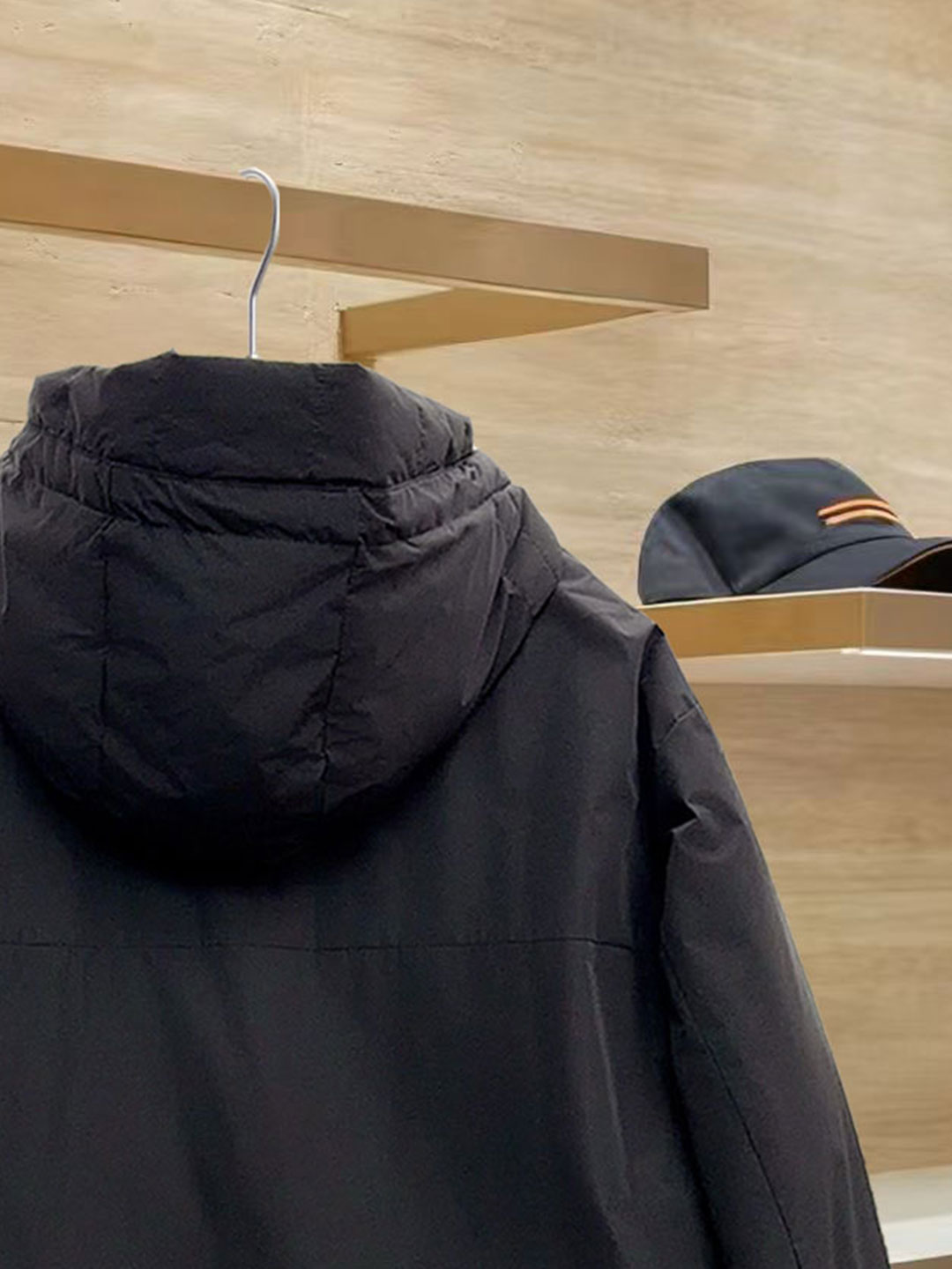 始祖鸟 90绒填充 750蓬松度 田岛印花 轻薄连帽羽绒服 外套胸前侧拉链小口袋，可装东西 Thoriu