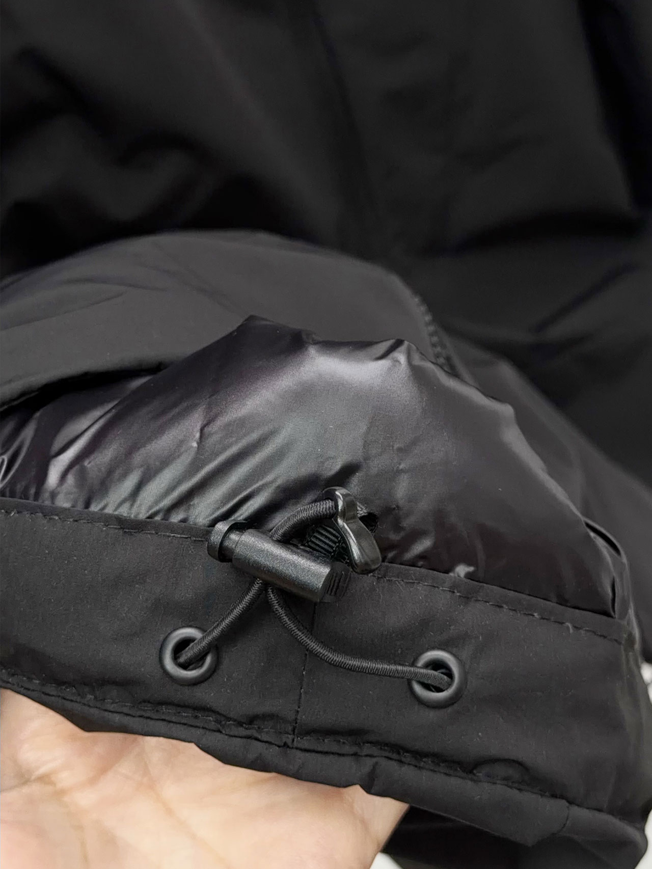 始祖鸟 90绒填充 750蓬松度 田岛印花 轻薄连帽羽绒服 外套胸前侧拉链小口袋，可装东西 Thoriu