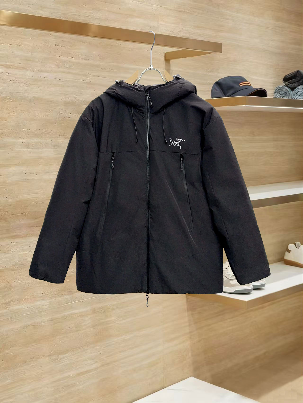 始祖鸟 90绒填充 750蓬松度 田岛印花 轻薄连帽羽绒服 外套胸前侧拉链小口袋，可装东西 Thoriu