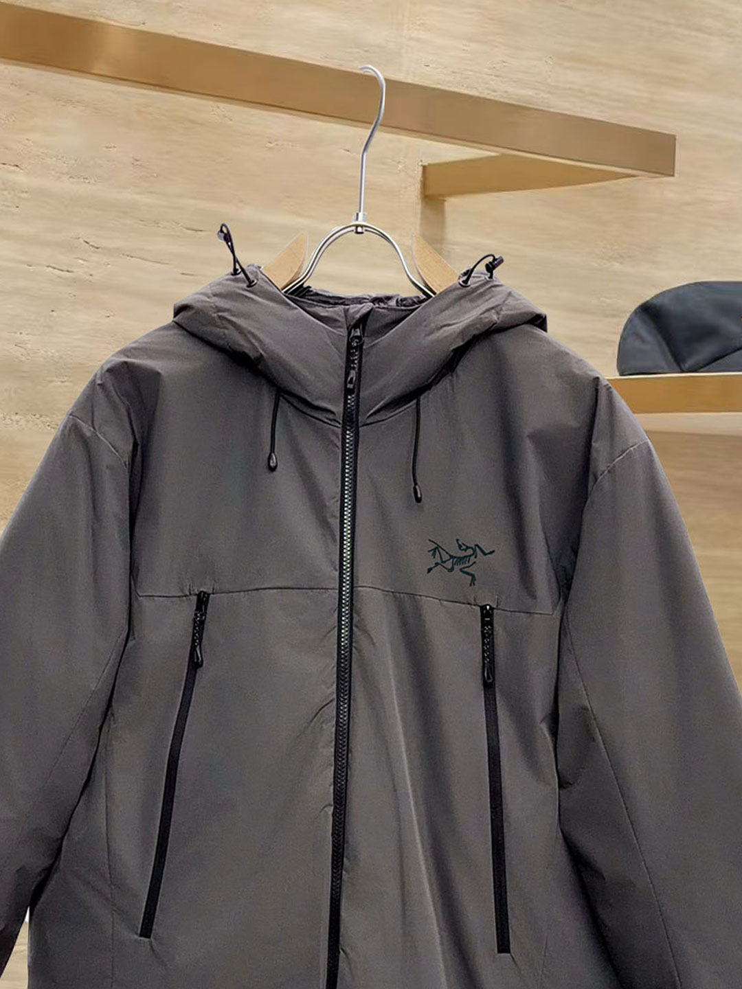 始祖鸟 90绒填充 750蓬松度 田岛印花 轻薄连帽羽绒服 外套胸前侧拉链小口袋，可装东西 Thoriu