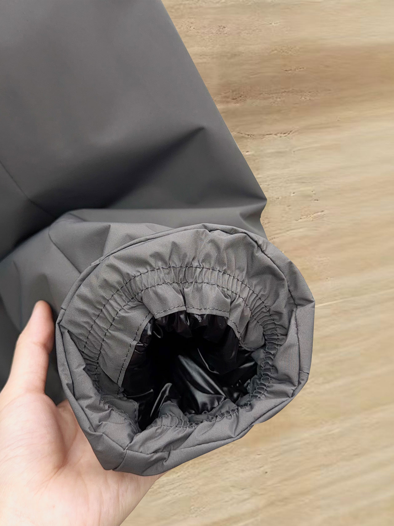 始祖鸟 90绒填充 750蓬松度 田岛印花 轻薄连帽羽绒服 外套胸前侧拉链小口袋，可装东西 Thoriu