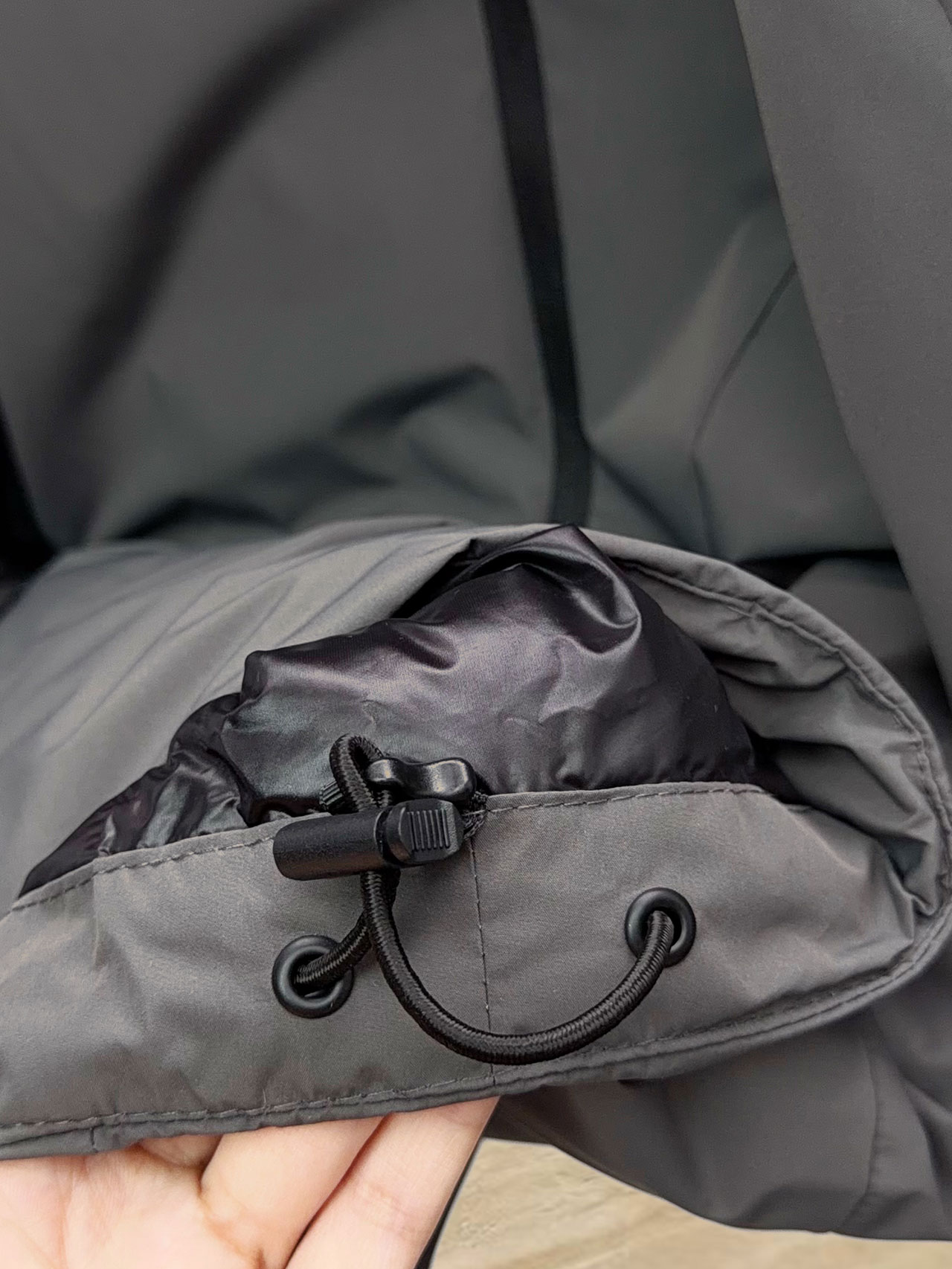 始祖鸟 90绒填充 750蓬松度 田岛印花 轻薄连帽羽绒服 外套胸前侧拉链小口袋，可装东西 Thoriu