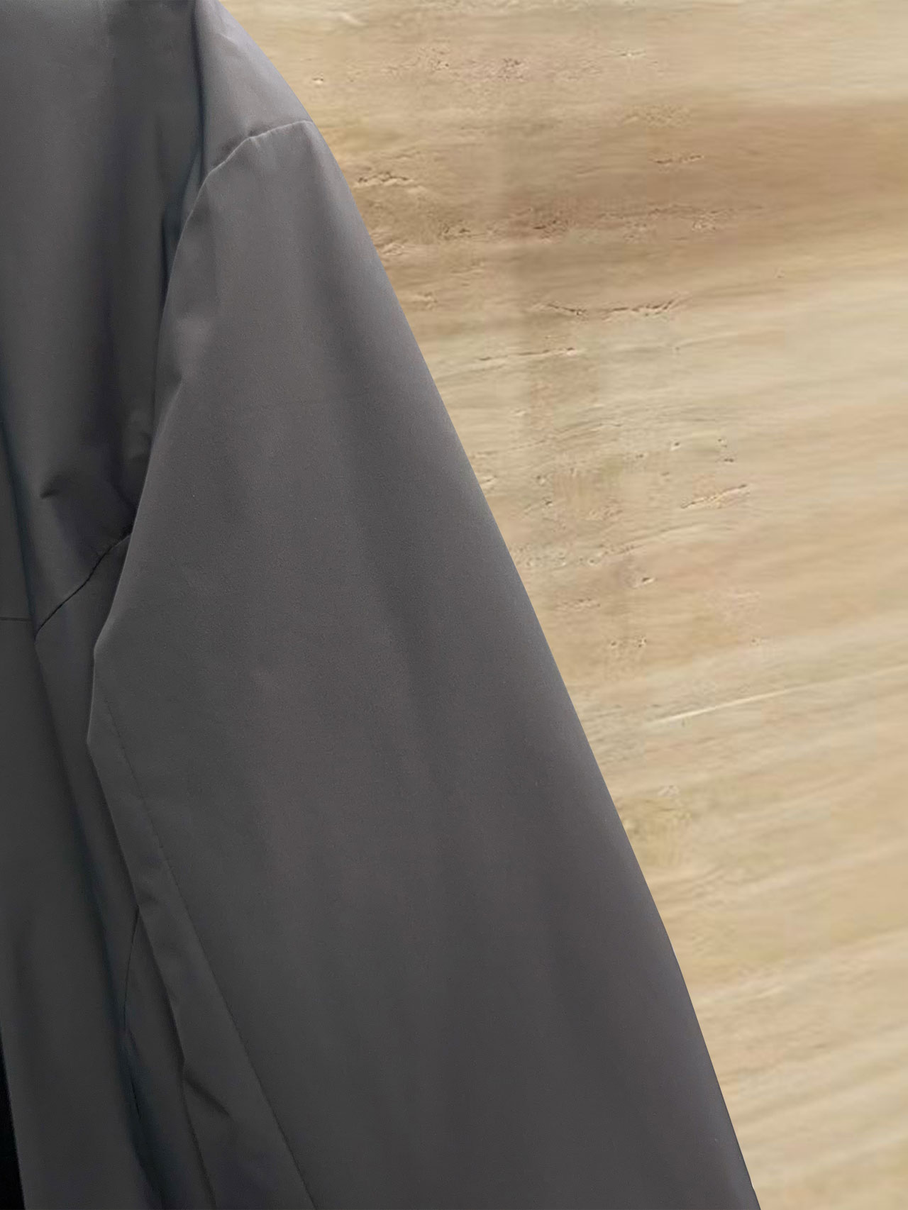 始祖鸟 90绒填充 750蓬松度 田岛印花 轻薄连帽羽绒服 外套胸前侧拉链小口袋，可装东西 Thoriu