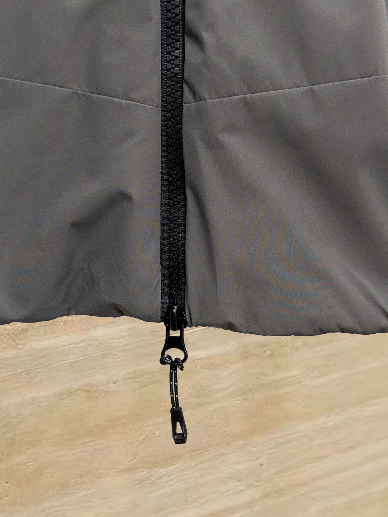 始祖鸟 90绒填充 750蓬松度 田岛印花 轻薄连帽羽绒服 外套胸前侧拉链小口袋，可装东西 Thoriu