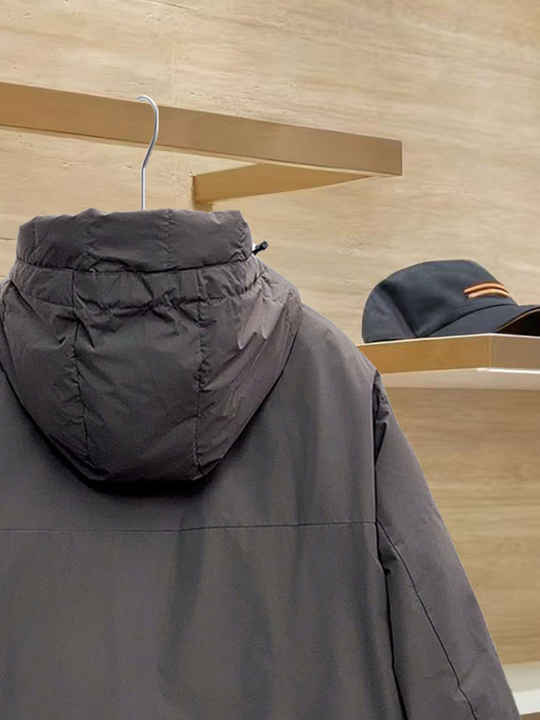 始祖鸟 90绒填充 750蓬松度 田岛印花 轻薄连帽羽绒服 外套胸前侧拉链小口袋，可装东西 Thoriu