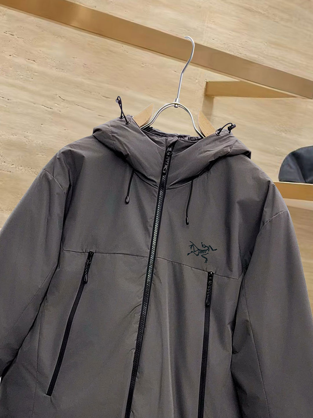 始祖鸟 90绒填充 750蓬松度 田岛印花 轻薄连帽羽绒服 外套胸前侧拉链小口袋，可装东西 Thoriu