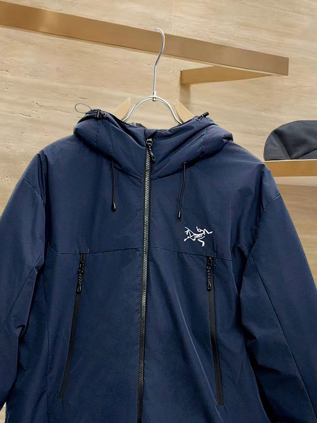 始祖鸟 90绒填充 750蓬松度 田岛印花 轻薄连帽羽绒服 外套胸前侧拉链小口袋，可装东西 Thoriu