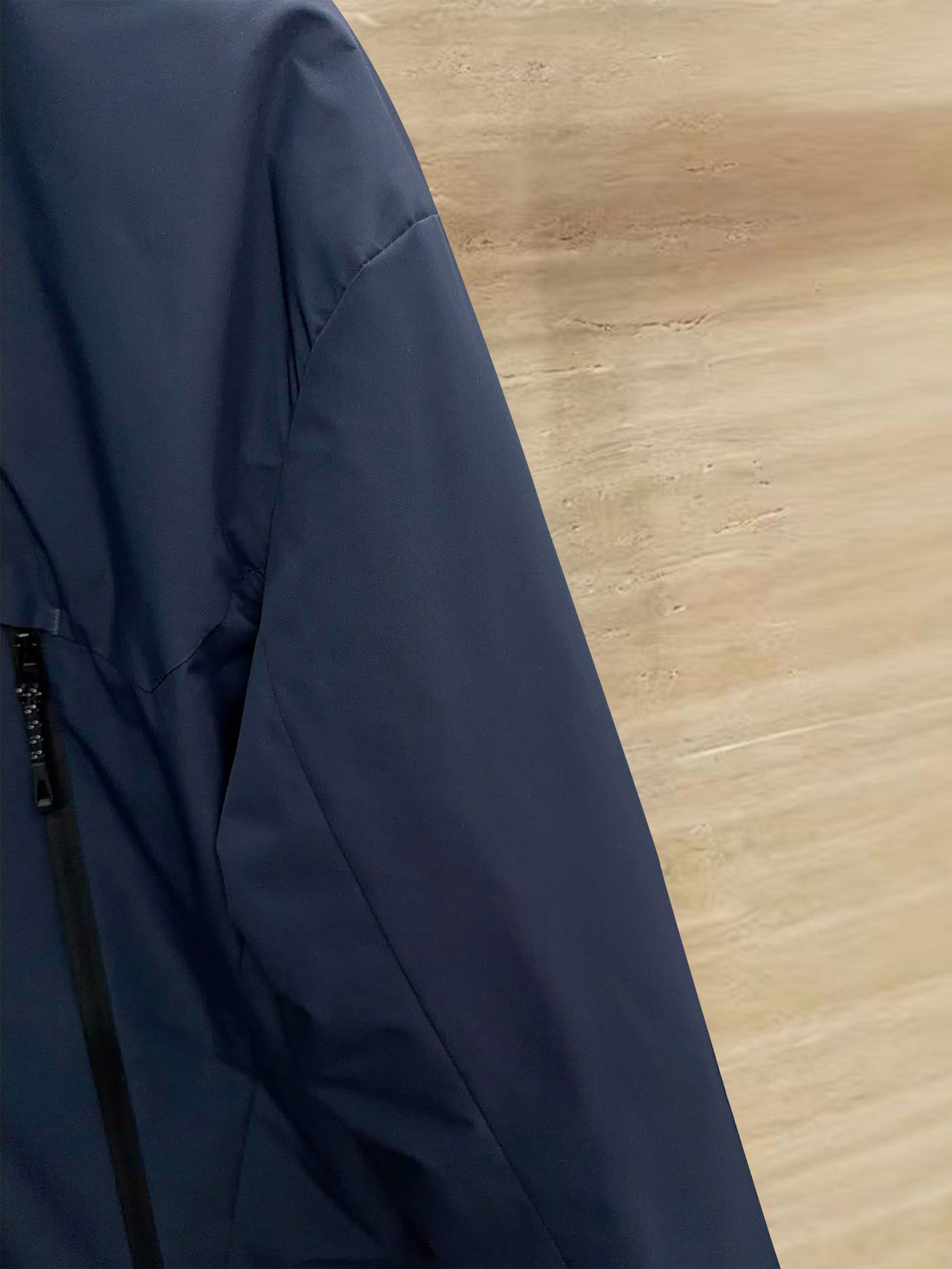 始祖鸟 90绒填充 750蓬松度 田岛印花 轻薄连帽羽绒服 外套胸前侧拉链小口袋，可装东西 Thoriu