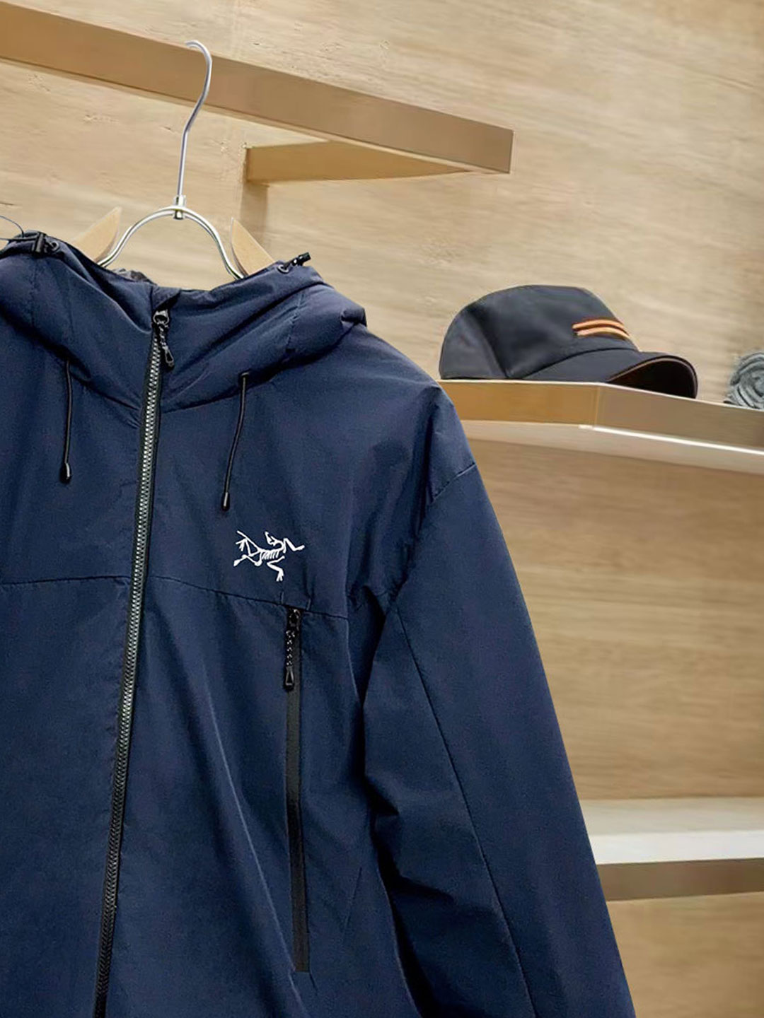 始祖鸟 90绒填充 750蓬松度 田岛印花 轻薄连帽羽绒服 外套胸前侧拉链小口袋，可装东西 Thoriu