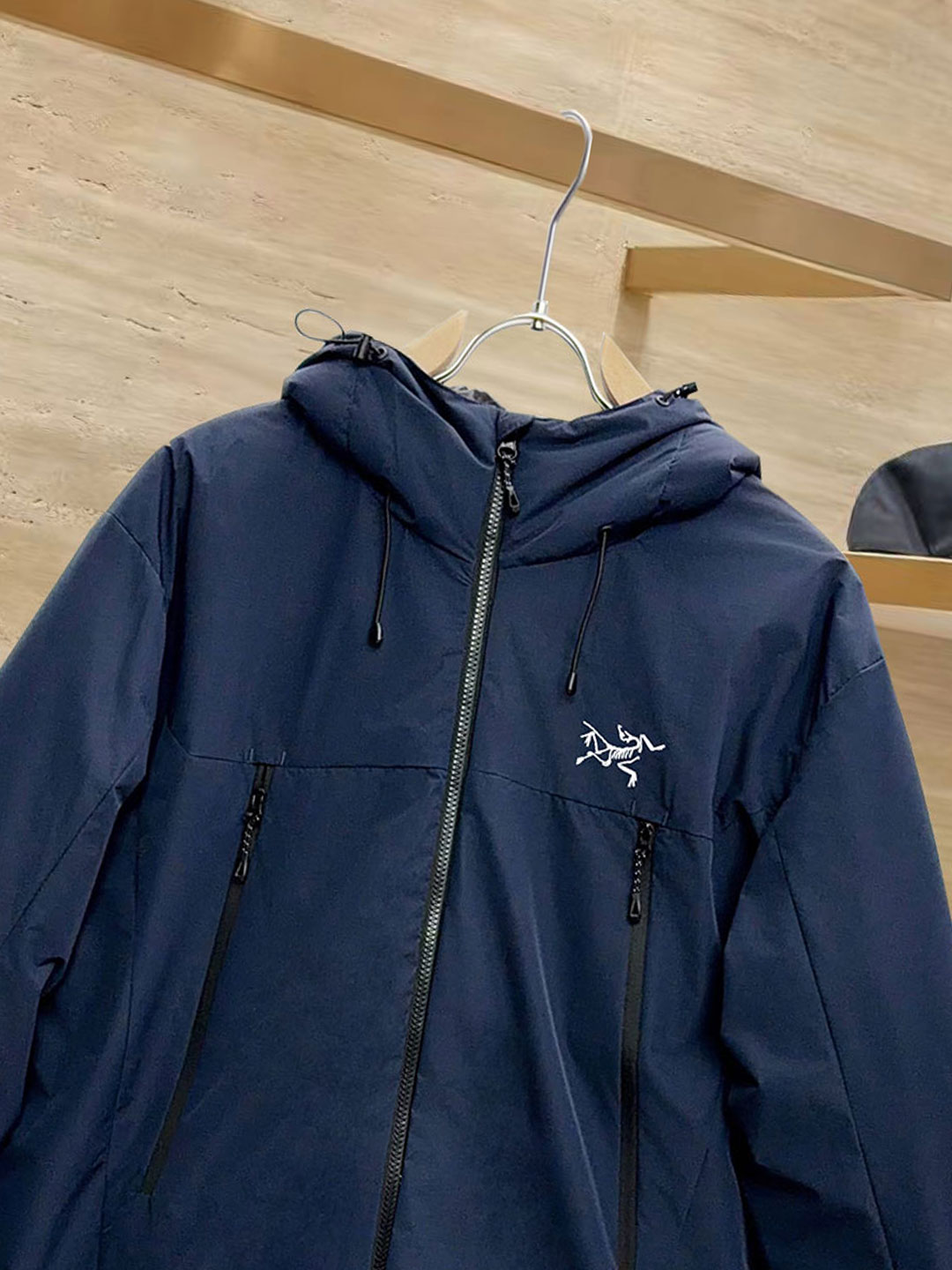 始祖鸟 90绒填充 750蓬松度 田岛印花 轻薄连帽羽绒服 外套胸前侧拉链小口袋，可装东西 Thoriu