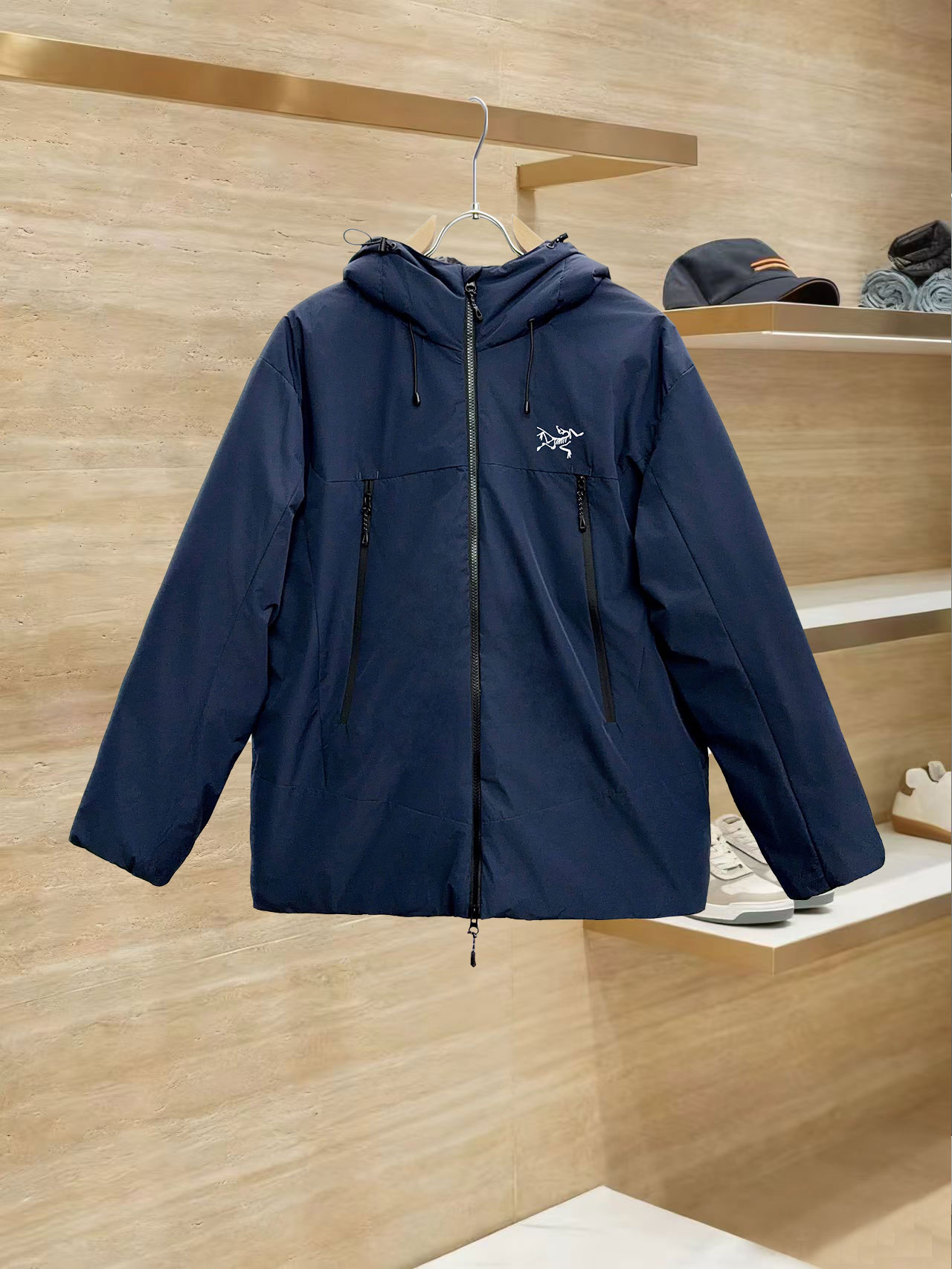 始祖鸟 90绒填充 750蓬松度 田岛印花 轻薄连帽羽绒服 外套胸前侧拉链小口袋，可装东西 Thoriu