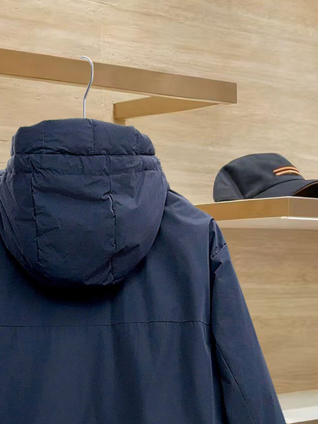 始祖鸟 90绒填充 750蓬松度 田岛印花 轻薄连帽羽绒服 外套胸前侧拉链小口袋，可装东西 Thoriu