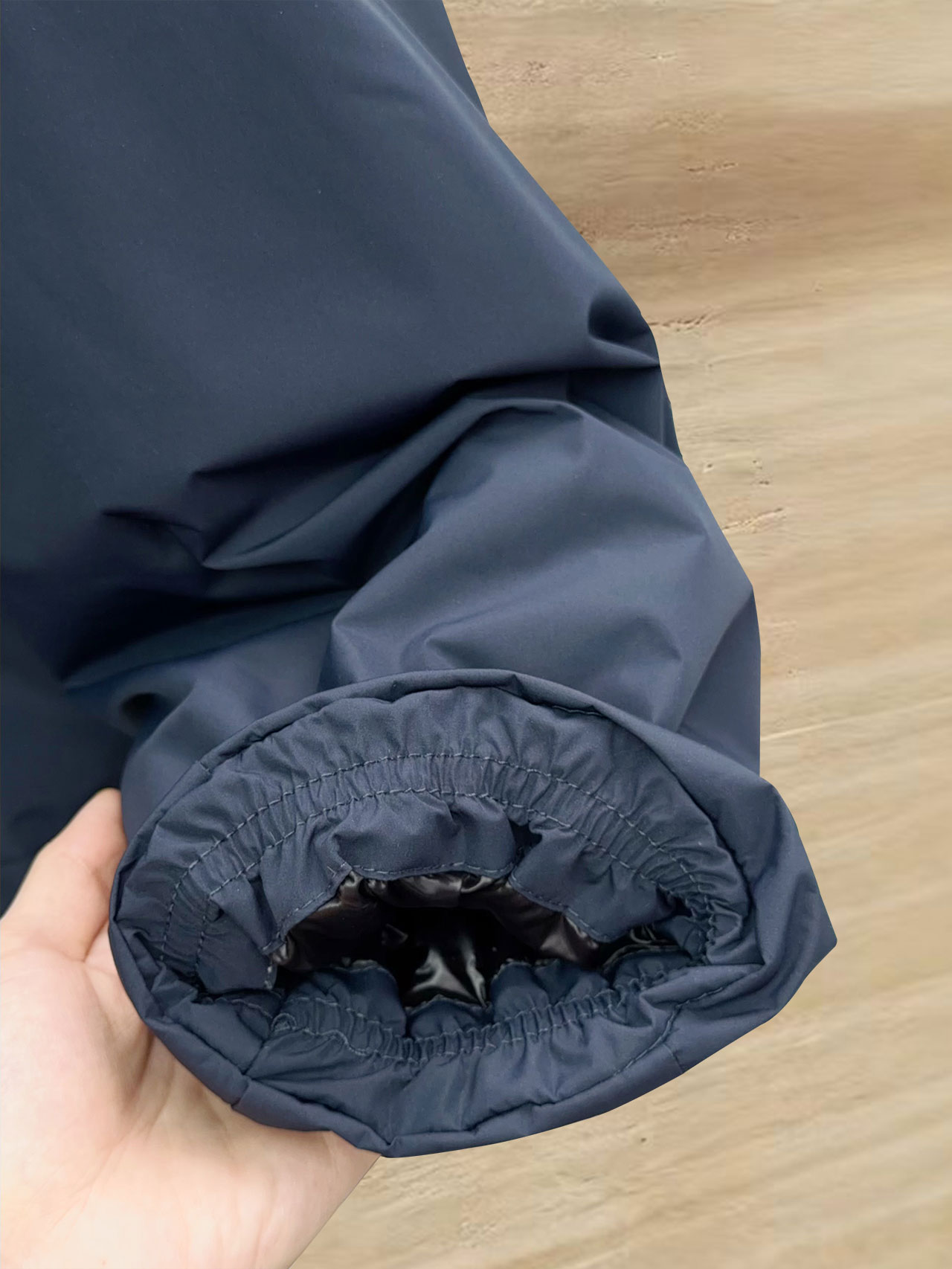 始祖鸟 90绒填充 750蓬松度 田岛印花 轻薄连帽羽绒服 外套胸前侧拉链小口袋，可装东西 Thoriu