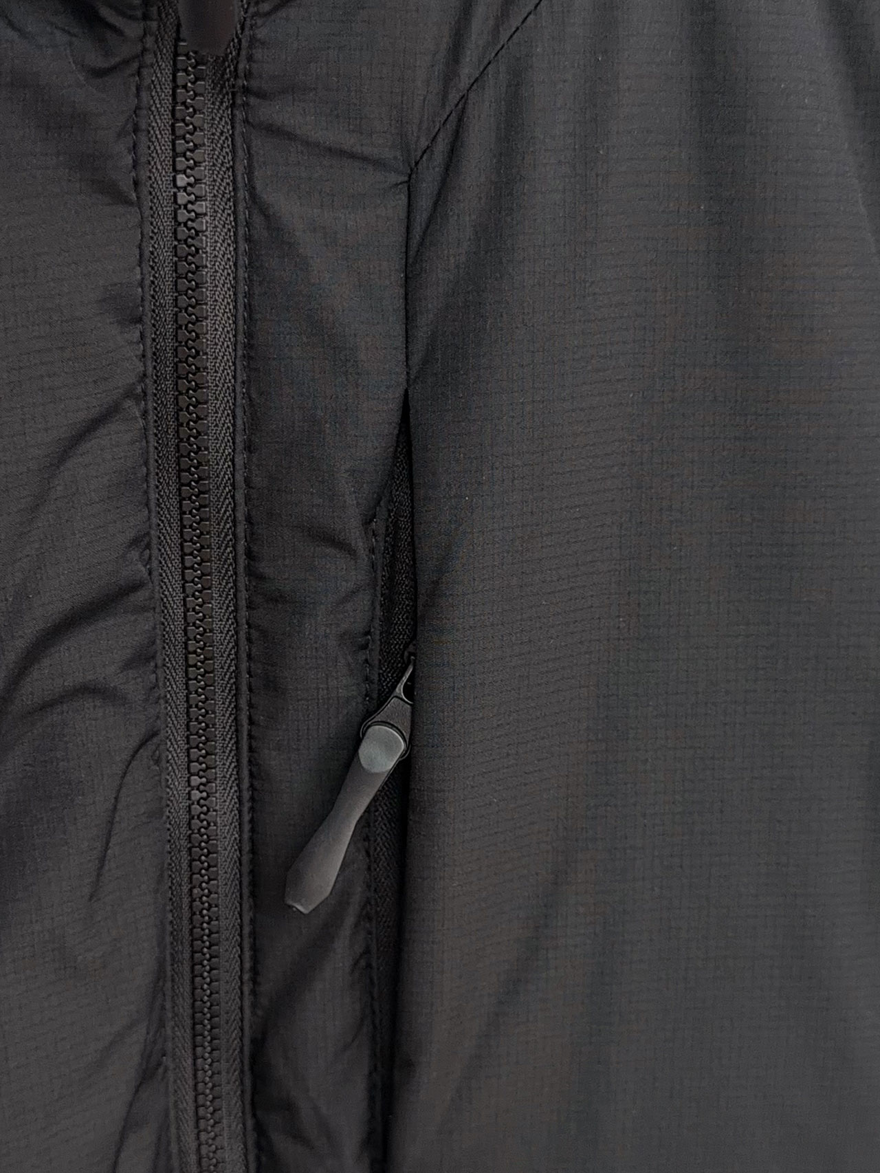 始祖鸟 90绒填充 750蓬松度 田岛印花 轻薄连帽羽绒服 马甲 ThoriumAR连帽款用途多样，磨耐