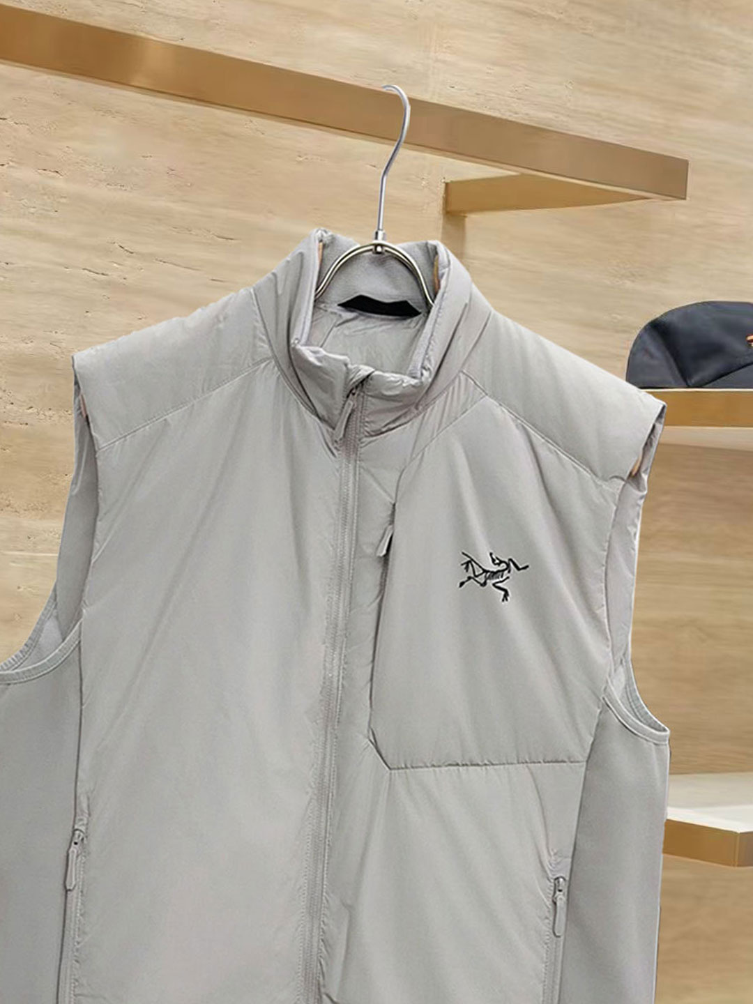 始祖鸟 90绒填充 750蓬松度 田岛印花 轻薄连帽羽绒服 马甲 ThoriumAR连帽款用途多样，磨耐