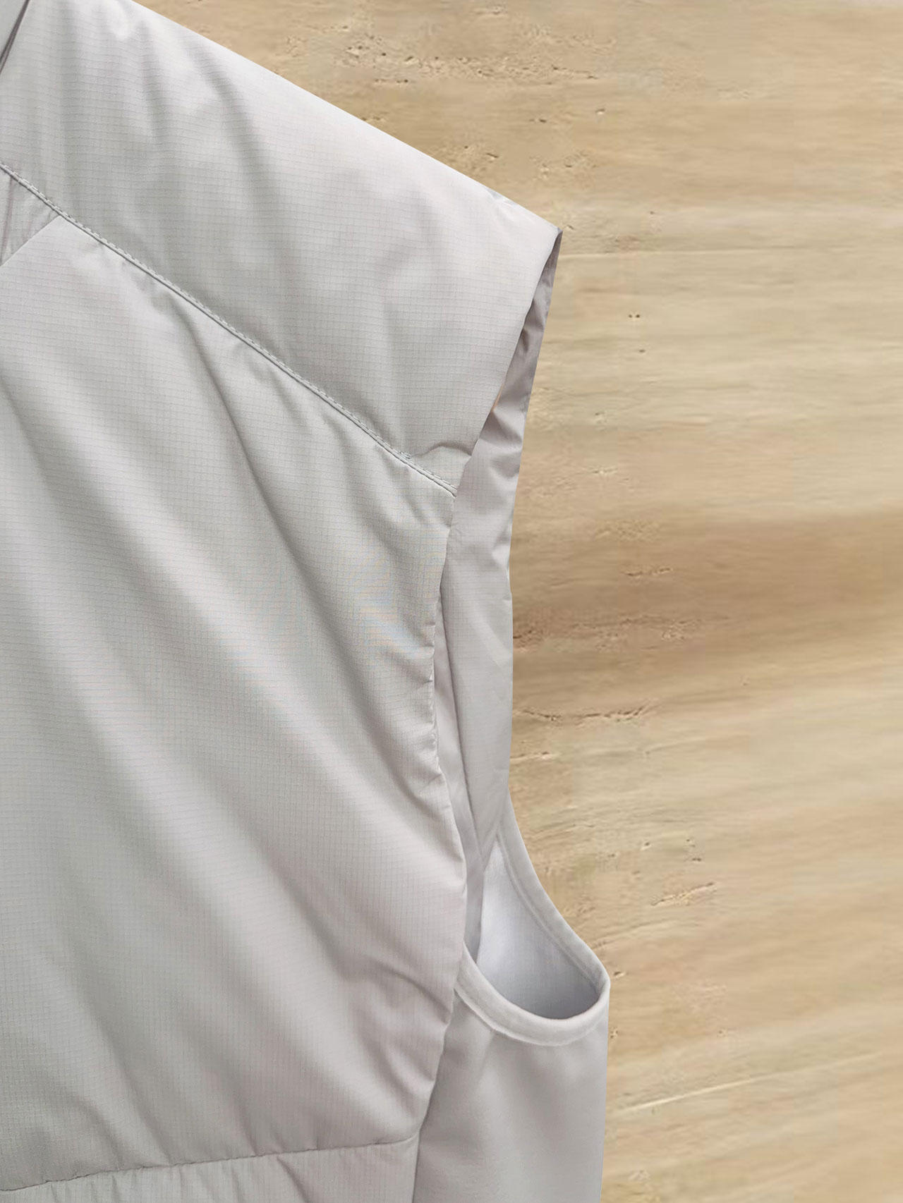 始祖鸟 90绒填充 750蓬松度 田岛印花 轻薄连帽羽绒服 马甲 ThoriumAR连帽款用途多样，磨耐