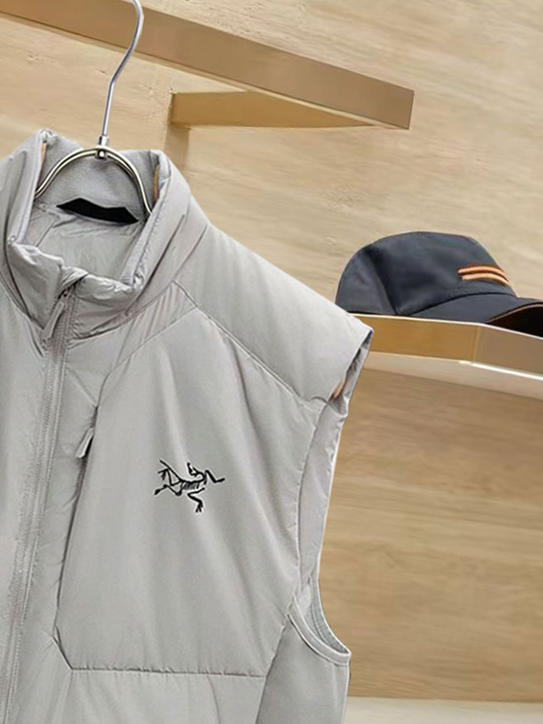 始祖鸟 90绒填充 750蓬松度 田岛印花 轻薄连帽羽绒服 马甲 ThoriumAR连帽款用途多样，磨耐