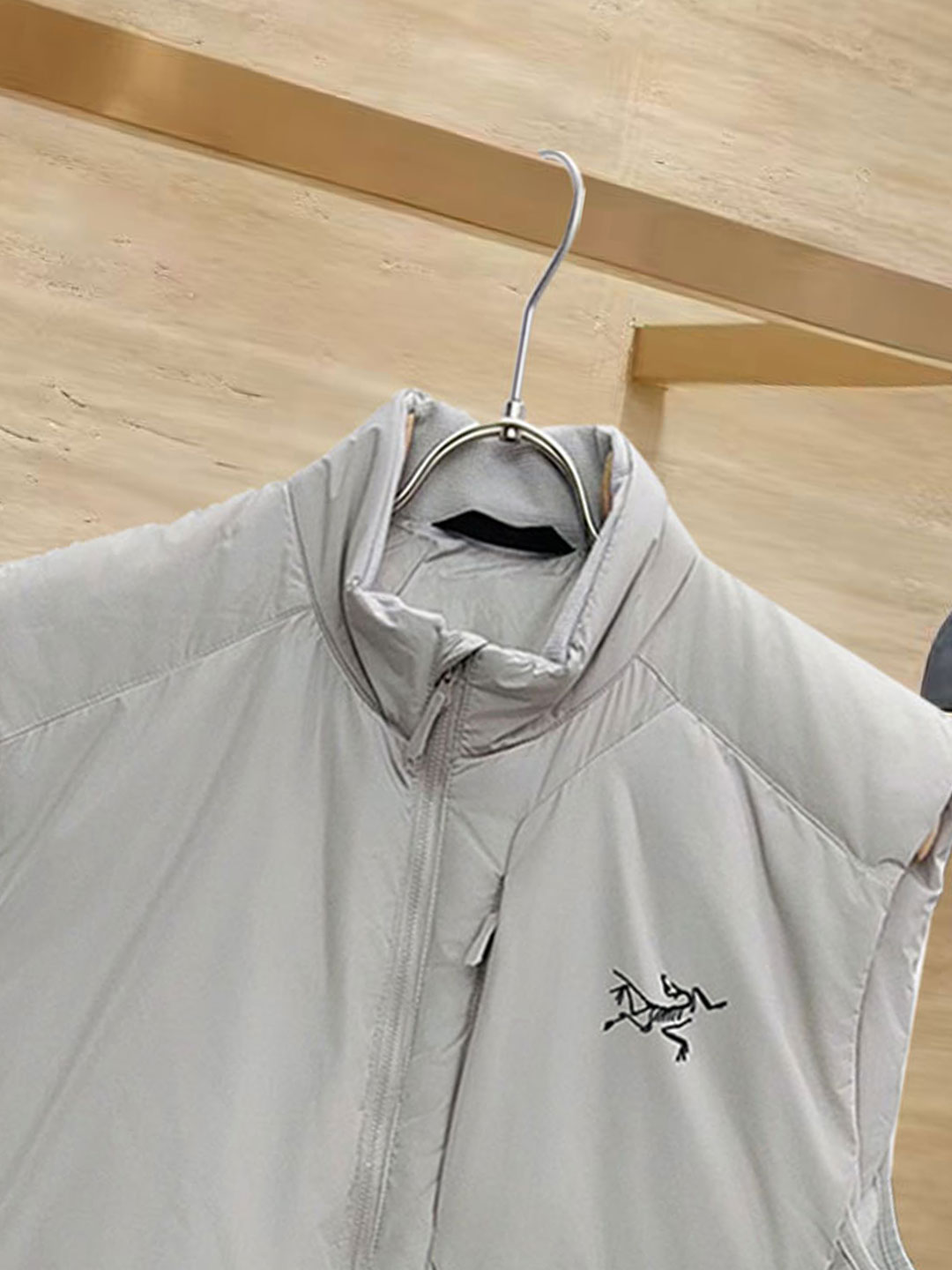 始祖鸟 90绒填充 750蓬松度 田岛印花 轻薄连帽羽绒服 马甲 ThoriumAR连帽款用途多样，磨耐