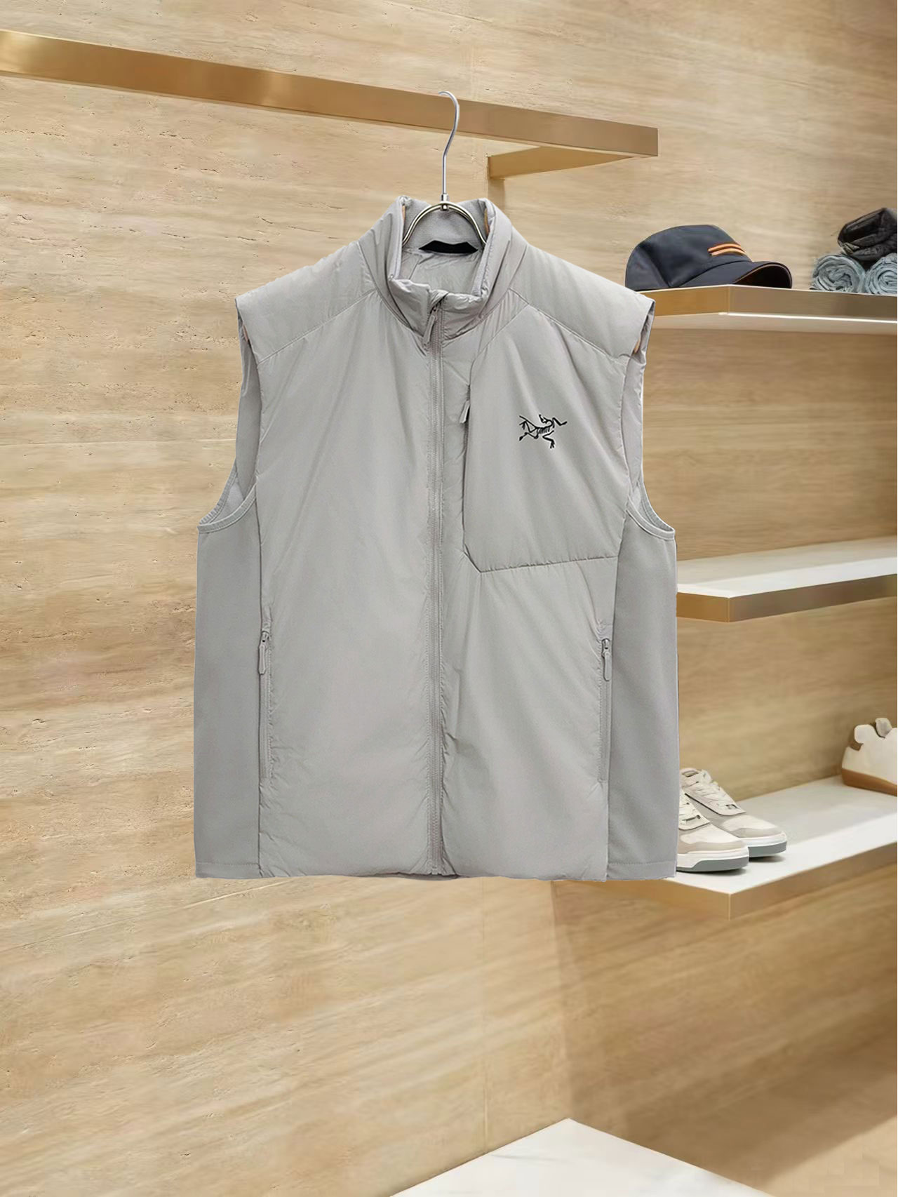 始祖鸟 90绒填充 750蓬松度 田岛印花 轻薄连帽羽绒服 马甲 ThoriumAR连帽款用途多样，磨耐