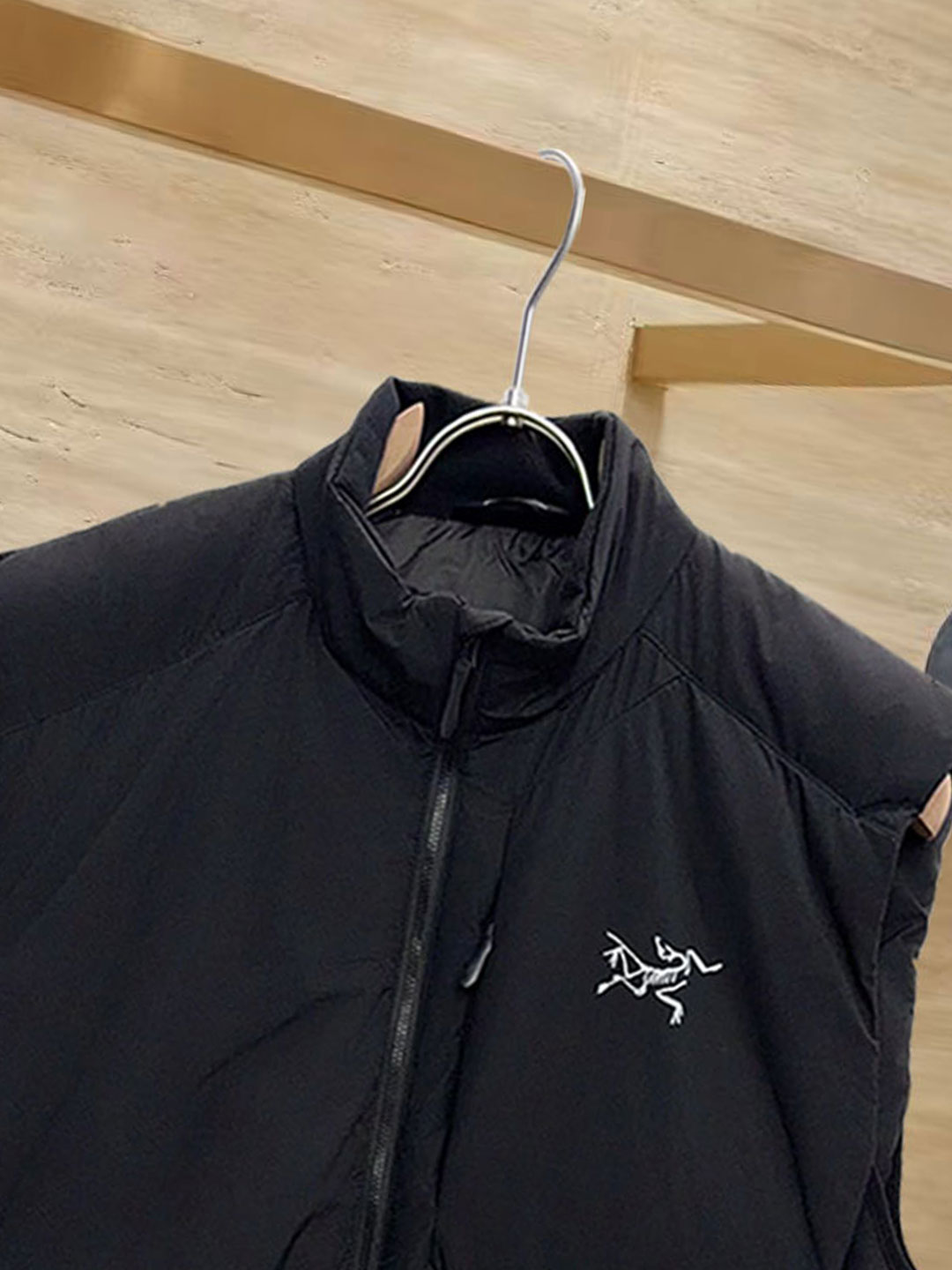 始祖鸟 90绒填充 750蓬松度 田岛印花 轻薄连帽羽绒服 马甲 ThoriumAR连帽款用途多样，磨耐