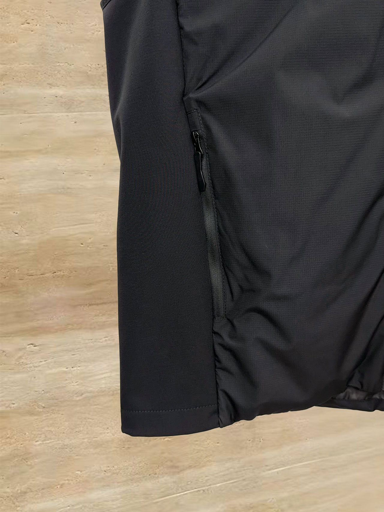 始祖鸟 90绒填充 750蓬松度 田岛印花 轻薄连帽羽绒服 马甲 ThoriumAR连帽款用途多样，磨耐