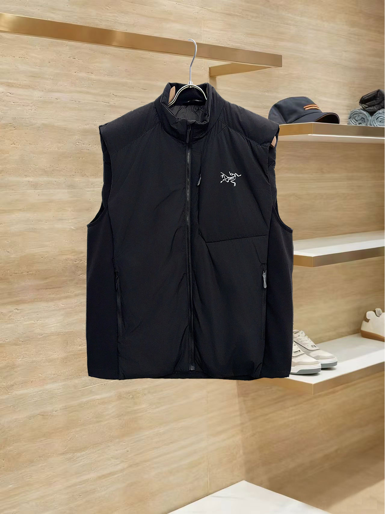 始祖鸟 90绒填充 750蓬松度 田岛印花 轻薄连帽羽绒服 马甲 ThoriumAR连帽款用途多样，磨耐