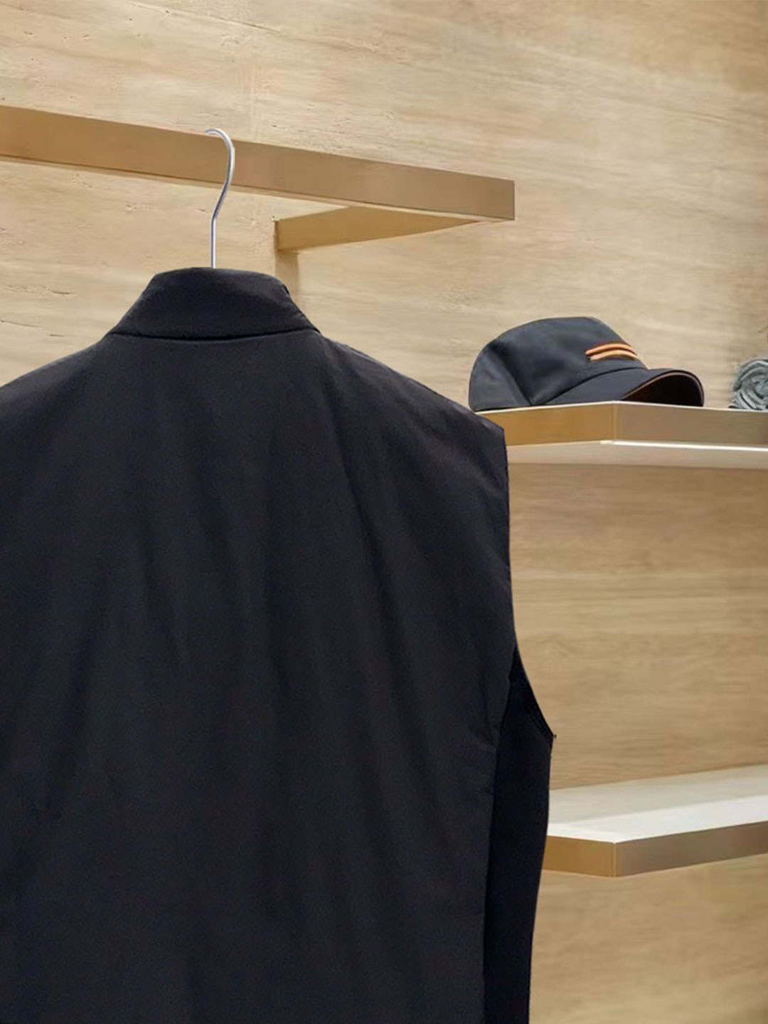 始祖鸟 90绒填充 750蓬松度 田岛印花 轻薄连帽羽绒服 马甲 ThoriumAR连帽款用途多样，磨耐