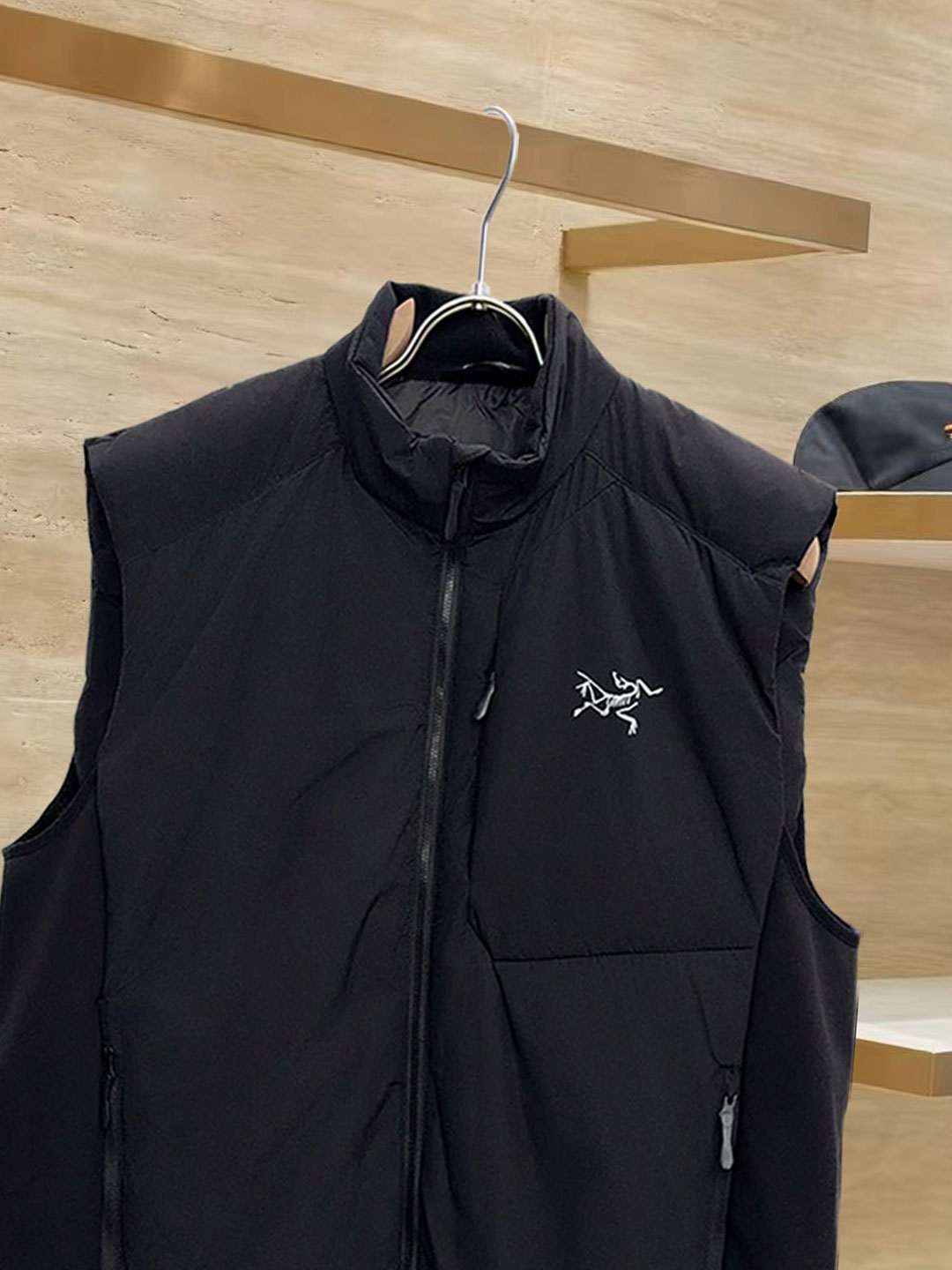 始祖鸟 90绒填充 750蓬松度 田岛印花 轻薄连帽羽绒服 马甲 ThoriumAR连帽款用途多样，磨耐