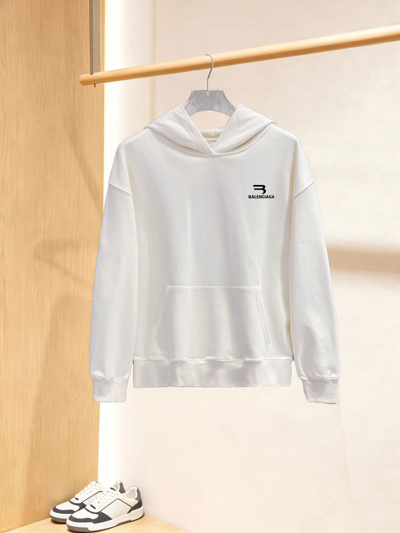 NO:703765,Balenciaga official website The new letter printing double-layer heavy-duty letter pattern is a popular item every year, whether it is T-shirts or sweatshirts. Large-area printing on the front uses Dakangli digital printing machine direct printing. The cost is extremely high. After many debuggings, the color difference of the pattern is close to 99% of the original version. It is different from the garbage offset printing version in the market. Super time-consuming. The fabric is exclusively customized and dyed 400 grams. Cotton double-ply. Kangaroo pocket design elements. Trendy men and trendy women.  M (90-125 pounds) L (125-145 pounds)19860909巴黎世家 官网 新款字母印花双层重工字母图案不管是T桖还是卫衣都是每年的爆款单品 前幅大面积印花采用大康丽数码印花机直喷 成本极高 经过多次的调试打版图案色差还原度与原版接近百分之99 区别市场垃圾胶印版本 超级费工时 面料采用独家定制定染400克 棉双股 袋鼠兜设计元素 潮男潮女 M（90-125斤）L（125-145斤）XL（145-165斤）XXL（165-185斤）XXXL（185-200斤）喜欢超宽松 往大一码拍 男女同款,,balenciaga,hoodie,sweatshirts,,Men's clothing