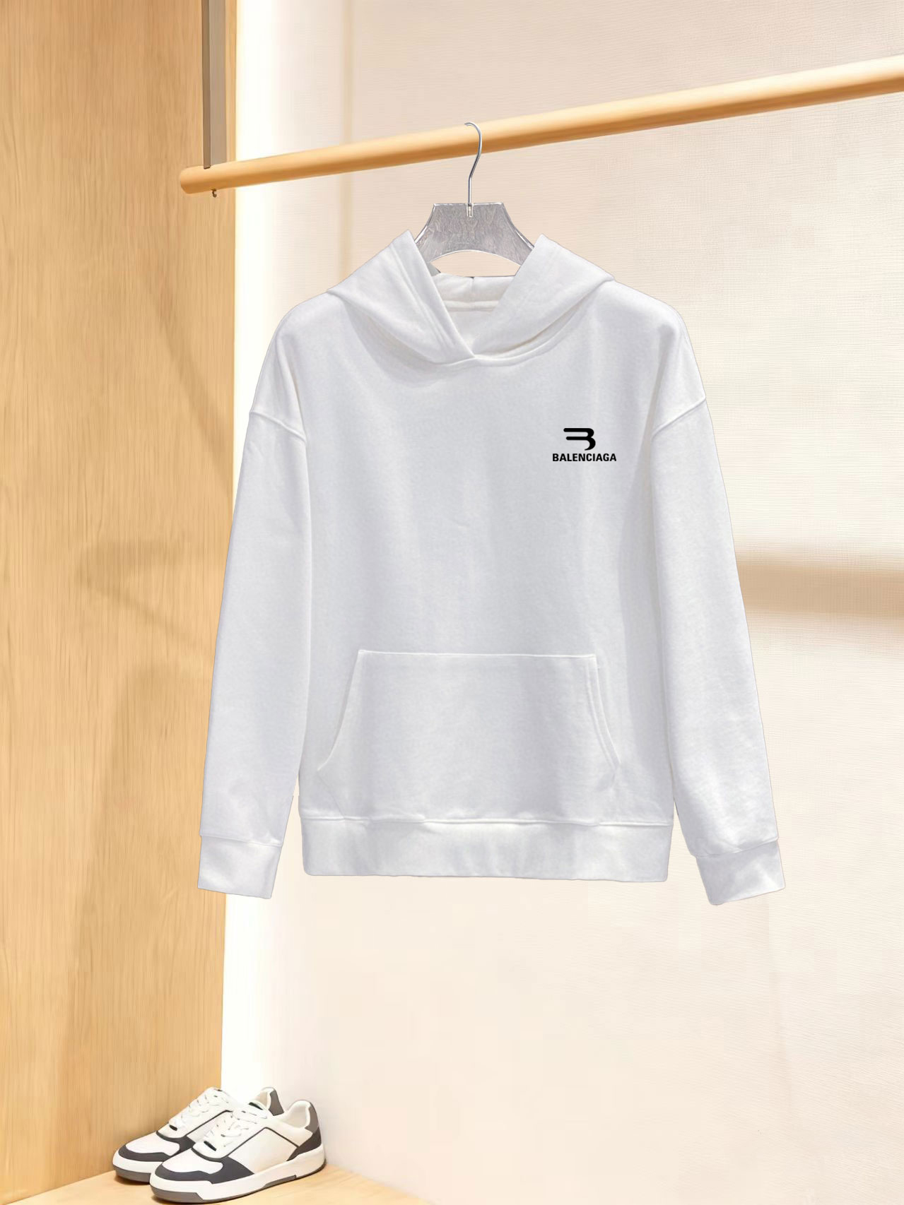 NO:703768,Balenciaga official website The new letter printing double-layer heavy-duty letter pattern is a popular item every year, whether it is T-shirts or sweatshirts. Large-area printing on the front uses Dakangli digital printing machine direct printing. The cost is extremely high. After many debuggings, the color difference of the pattern is close to 99% of the original version. It is different from the garbage offset printing version in the market. Super time-consuming. The fabric is exclusively customized and dyed 400 grams. Cotton double-ply. Kangaroo pocket design elements. Trendy men and trendy women.  M (90-125 pounds) L (125-145 pounds)19860909巴黎世家 官网 新款字母印花双层重工字母图案不管是T桖还是卫衣都是每年的爆款单品 前幅大面积印花采用大康丽数码印花机直喷 成本极高 经过多次的调试打版图案色差还原度与原版接近百分之99 区别市场垃圾胶印版本 超级费工时 面料采用独家定制定染400克 棉双股 袋鼠兜设计元素 潮男潮女 M（90-125斤）L（125-145斤）XL（145-165斤）XXL（165-185斤）XXXL（185-200斤）喜欢超宽松 往大一码拍 男女同款,,balenciaga,hoodie,sweatshirts,,Men's clothing