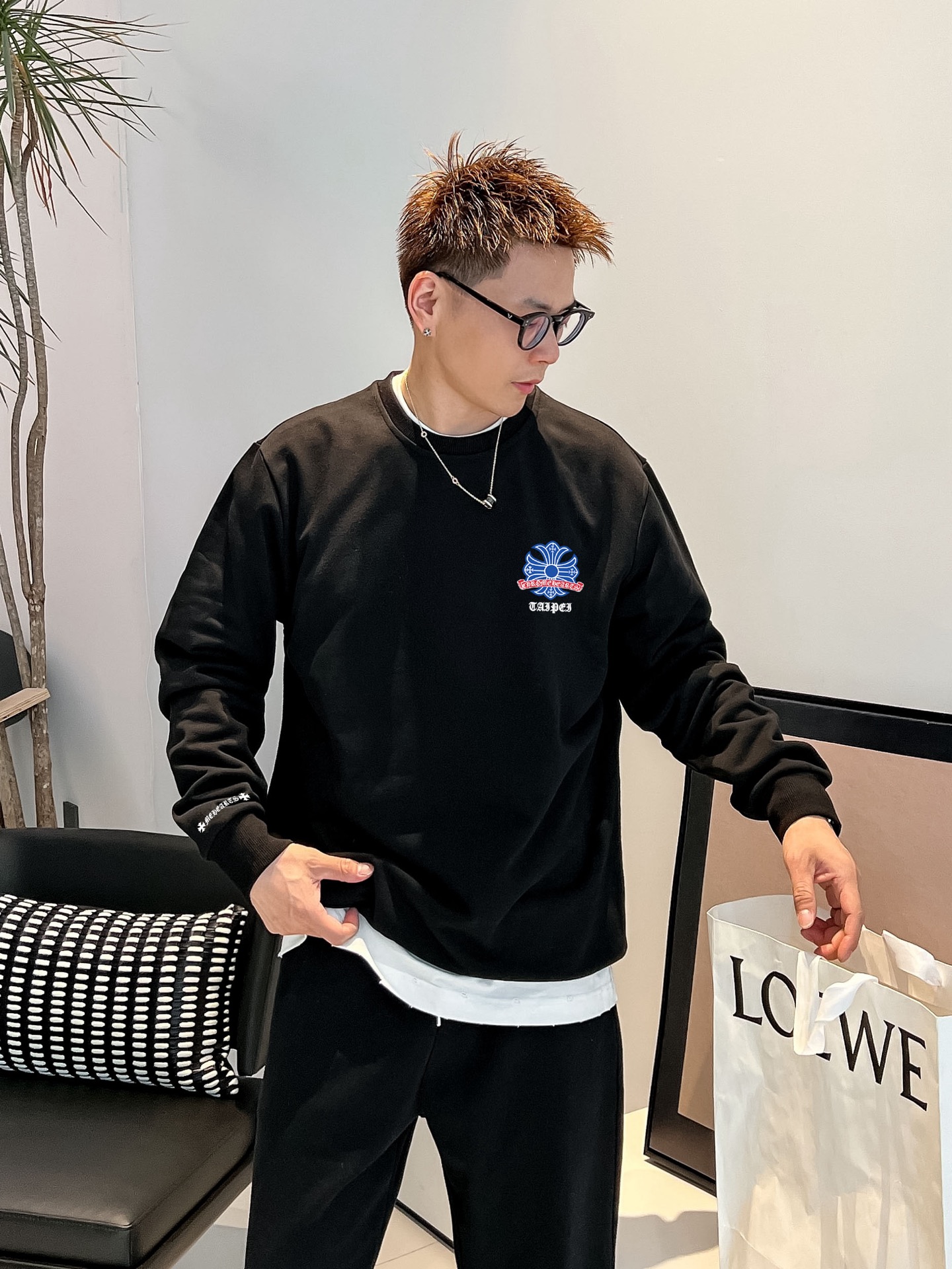 NO:703773,Kroxin official website New letter printing double-layer heavy-duty letter pattern is a popular item every year, whether it is T-shirts or sweatshirts. Large-area printing on the front uses Dakangli digital printing machine direct printing. The cost is extremely high. After many debuggings, the color difference restoration of the pattern is close to 99% with the original version. It is different from the garbage offset printing version in the market. It is super labor-consuming. The fabric is exclusively custom-made and dyed 400 grams. Cotton double-ply M (100-125 catties) L (125-150 catties)  XL (150-170 pounds) 2XL (170-190 pounds) 3XL (190-210 pounds),,chrome hearts,hoodie,sweatshirts,19860909克罗心 官网 新款字母印花双层重工字母图案不管是T桖还是卫衣都是每年的爆款单品 前幅大面积印花采用大康丽数码印花机直喷 成本极高 经过多次的调试打版图案色差还原度与原版接近百分之99 区别市场垃圾胶印版本 超级费工时 面料采用独家定制定染400克 棉双股 M（100-125斤） L（125-150斤） XL（150-170斤） 2XL（170-190斤 3XL（190-210斤）,,chrome hearts,hoodie,sweatshirts,,Men's clothing